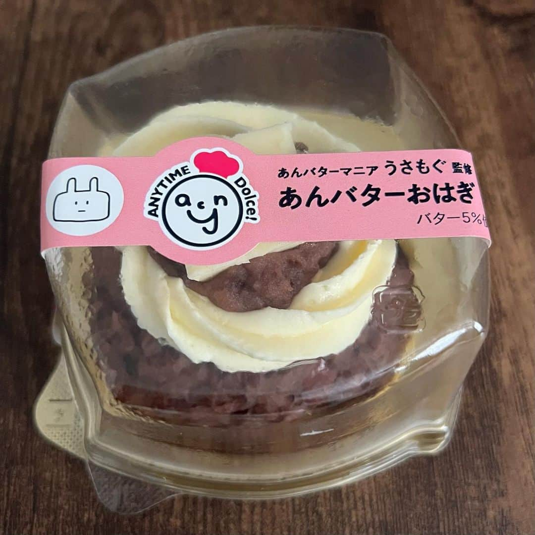 うさもぐさんのインスタグラム写真 - (うさもぐInstagram)「▷ #コラボ あんバタースイーツ発売 ◁ ⁡ ⁡ みなさま、本日お知らせがございます。 奇跡が起きました。 ⁡ ⁡ 明日、9月18日(月祝)より 私が監修させていただいたあんバタースイーツが 販売開始となります！ ⁡ そしてなんと今回の販売場所も ⁡ 全国のイトーヨーカドー様です！！！ (※北海道除きます本当にごめんなさい) ⁡ 前回のあんバターどら焼き、ロールケーキ、パフェが 大好評だったため まさかまさかの第二弾が決定いたしましたァァァ ⁡ 【ANYTIME Dolce ×うさもぐ】コラボ第二弾となります！ ⁡ これは全て食べてくださった皆様のおかげです…！泣 ⁡ 中には何度もリピしてくださった方や ストック用にいくつも買ってくださった方 県外まで買いに行ってくださった方もいらっしゃって。泣 ⁡ 本当に本当に、ありがとうございます。 ⁡ そして今回先行販売させていただくのがこちら！ ⁡ ⁡ ■ あんバターおはぎ 278円(税込) ⁡ 少し粒感を残したもっちりとしたお米に 小豆の風味豊かでちょうどいい甘さのつぶあん なめらかなバター風味のクリームと有塩バター。 ⁡ もちっと噛み締めていくごとに口の中で あんことバターがじんわり混ざり合い濃厚な味わいに。 正直に言います。めっちゃ美味しいです(自画自賛) ⁡ ただおはぎにバターをトッピングするのではなく "あんバタースイーツ" として楽しんでもらいたくて 何度も試作と試食を繰り返しました。 ⁡ バターの塩気であんこの甘みが引き立った時に ちょうどいい甘さになるよう糖度や塩気を調整したり お米の固さにもこだわってます◎ ⁡ 冷蔵での販売だけど個人的には冷蔵庫から出してすぐより 少し常温に置いてから食べるのもおすすめ！ ⁡ 柔らかくなったバターとあんこに一体感が生まれて 小豆の風味もバターの塩気もコクも引き立つので さらに美味しくなります！ ⁡ この時期、敬老の日やお彼岸で和菓子を 食べる方も多いと思うので その一品にぜひこのあんバターおはぎを 入れてもらえたら嬉しいです！ ⁡ ちなみにこのあんバターおはぎ、冷凍できます。 (ANYTIME Dolceさんに確認済み) ⁡ ⁡ こうしてコラボ第二弾をさせていただけるのも 本当に皆様のおかげです。 いつもありがとうございます…！！！ ⁡ DMやストーリーで感想教えてもらえたら めっちゃ嬉しいです。 待ってます！(圧かけんな) ⁡ ⁡ #イトーヨーカドー#ANYTIMEDolce #あんバター#おはぎ#あんこ#バター#東京スイーツ#和スイーツ#和菓子#あんこ好き#先行販売#ということは#11月お楽しみに」9月17日 20時39分 - mgmgbutter3