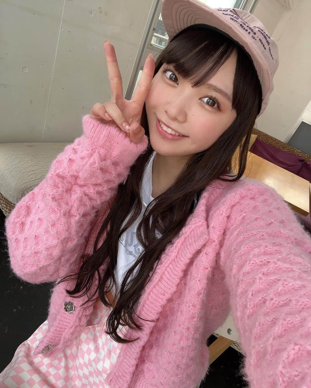 のインスタグラム：「どっちのコーデも可愛くてすき〜🫶🩷🩵 ･  #コマーシャルフォト  #高嶺のなでしこ #Tシャツ #スカート #自撮り  #ピンクコーデ  #水色コーデ  #コーデ  #ootd   #アイドル #ロングヘア  #カメラ」