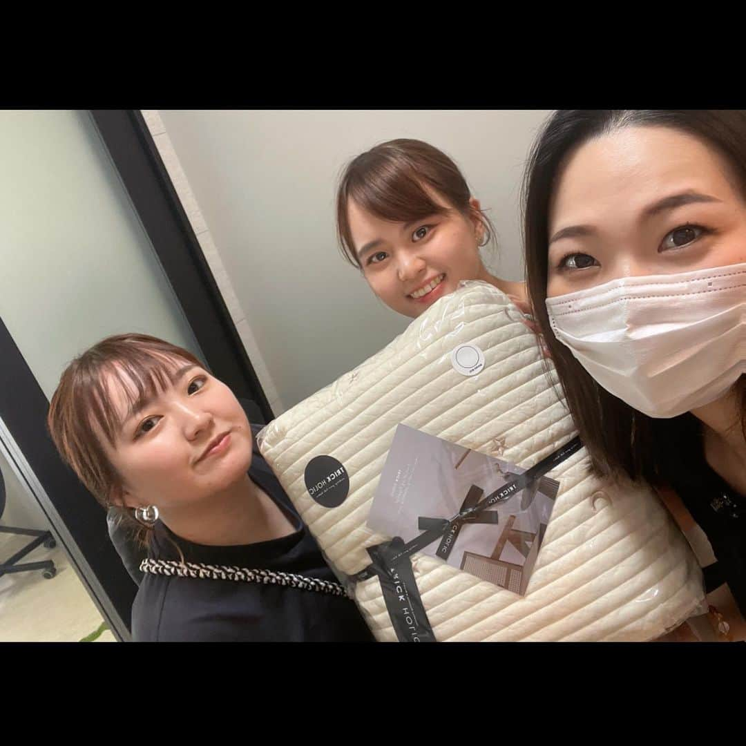 神原美香さんのインスタグラム写真 - (神原美香Instagram)「. . いつもNail salon MaHaLoにご来店いただき ありがとうございます☺️✨ . 私事ではございますが この度新しい命🌱を授かり、 来月に出産を控えているため 本日の営業を最後に、産休をいただくことになりました。 . ご報告の際には スタッフを含め、 たくさんのお客様からお祝いの言葉をいただき お久しぶりのお客様がたくさん会いにきてくださったり 自分の事のように泣いて喜んでくださるお客様もいて、、 そして、わたしが産休をいただくにあたり 夜と土日の予約が埋まりやすくなることにより ご迷惑をおかけしているにも関わらず、 温かい言葉と たくさんのお客様がご予定と周期を調整してくださり 本当に感謝の気持ちでいっぱいです。 . 産休に安心して入らせていただけるのも 素敵なお客様に恵まれて 頼りになる古澤と梶川🐥 可愛いスタッフがいてくれているおかげだと思っております。 . ネイリストをして15年 初めて長いお休みをいただき、 MaHaLoをオープンして11年 こんなに長い間サロンを空けるのも初めてですが 少しの間お休みをいただきたいと思います☺️ . Instagramは溜まってるネイルを変わらずw ストーリーも更新していきたいと思っておりますが サロンに関係するご連絡に関しましては 直接サロンのLINE@かお電話でのお問い合わせを おすすめいたします🙇🏻‍♀️！ . 復帰の際はまたSNSとLINE@より ご報告させていただきたいと思っております☺️❤️ 毎月お会いしてるお客様から 『寂しいけど、待ってます❤️』と 言っていただけた言葉に、嬉しい気持ちでいっぱいです✨ . たくさんご迷惑をおかけいたしますが、 変わらず、Nail salon MaHaLoをご愛顧の程 よろしくお願い致します。 . . 2023.9.17 Nail salon MaHaLo Owner Nailist 神原美香 . .  　　  ‾‾‾‾‾‾‾‾‾‾‾‾‾‾‾‾‾‾‾‾‾‾‾‾‾‾‾‾‾‾‾‾‾‾‾‾‾‾‾‾‾‾‾ 随時ご予約受付中🌟 Nail salon MaHaLo 大阪＊梅田＊中崎町 〠大阪市北区神山町9-24 jyume神山402号室 ☎️06-6809-4676 📩mahalo.nail.0420@gmail.com LINE@📱mahalo-umeda 当日ご予約も受け付けております✨ お気軽にお問い合わせください💖 ‾‾‾‾‾‾‾‾‾‾‾‾‾‾‾‾‾‾‾‾‾‾‾‾‾‾‾‾‾‾‾‾‾‾‾‾‾‾‾‾‾‾‾ #nail#ネイル#beauty#nailstagram #大阪#中崎町#梅田ネイルサロン#大阪ネイルサロン#東梅田#NailsalonMaHaLo#네일아트#네일#젤네일#footnail#instanail#gelnails#nailart#japanesenailart #スカルプ#オトナ女子ネイル#夏ネイル#nails#ジェルネイル#ネイルデザイン#オフィスネイル#上品ネイル#夏ネイル2023#シンプルネイル#フットネイル#大人女子」9月17日 20時41分 - mahalo.nail2012