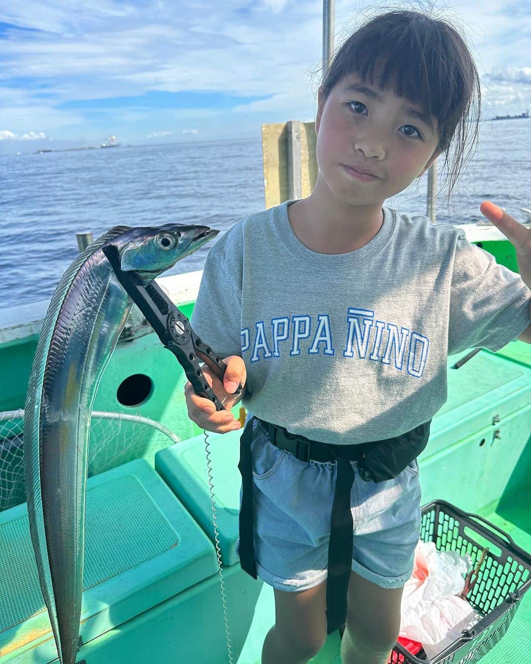 谷口博之さんのインスタグラム写真 - (谷口博之Instagram)「先日、娘とタチウオ釣りへ  一緒に行って来れるのはありがたいですが、釣竿を離しません！笑  7匹程釣れて楽しめました🎣  #タチウオガール　#釣り　#東京湾 #横須賀 #太刀魚　 #いなの丸  いつもありがとうございます😊 #日焼け対策完璧　笑」9月17日 20時41分 - hiroyukitaniguchi29