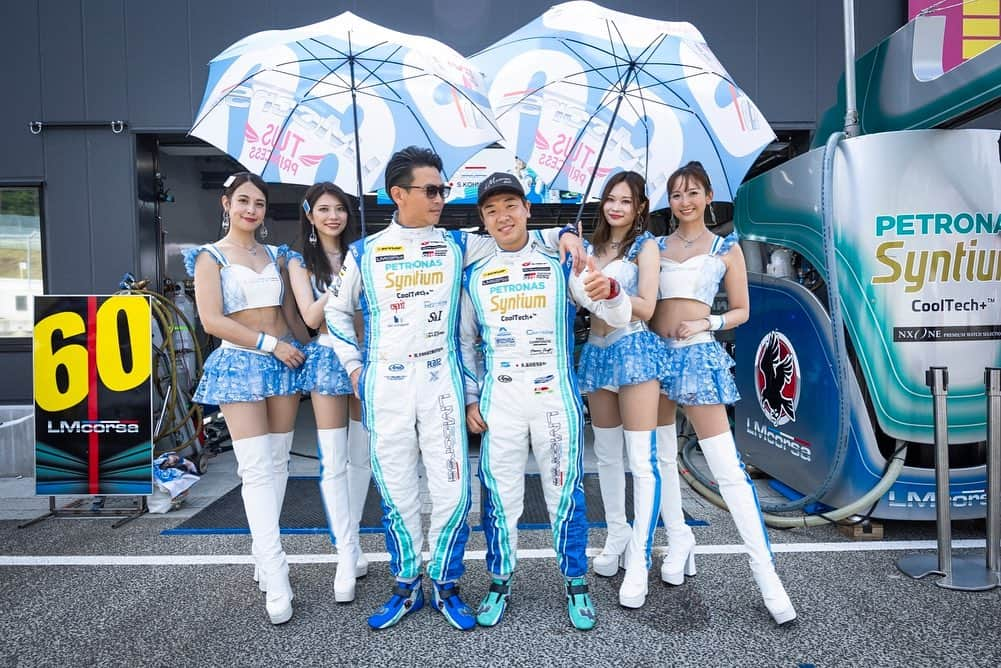 吉本大樹さんのインスタグラム写真 - (吉本大樹Instagram)「17Sep2023 #SuperGT R6 SUGO 300km 🏁P21…🥲  今日も大きなクラッシュが起こってしまいました… 山本選手の早いリカバリーをお祈りします。  そんな今日のレース。きっと単独で走ってたら結構良いペースで走れたと思います。 しかし後方からスタートした今日は全然追い上げられなかった。GT3車両とストレートのスピードが違いすぎて全然抜けない。そしてそんなGT3にふん詰まってると後ろから来るGT3に立ちあがりで簡単に行かれてしまう。如何に我々は前方グリッドからスタートしないと勝負にならないかを叩きつけられるようなレースでした。  そしてSC導入のタイミングも60号車にとっては最悪でした。運がなさすぎました。これで自動的に1周遅れになりポイント圏内すら遠のきました。そして最後は #しゅんきゅん @shunsuke.kohno にとっては不可抗力な形で接触があり、ボディーにダメージを負い、それが原因でスローパンクチャー。  「ポール狙うぞ！」「勝つぞ！」と高めのテンションで来たSUGO戦は終わってみれば2周遅れの21位…全くと言っていいほど良いことがない週末でした。  せっかく結果が出せそうなレースだったのに取りこぼしたことが何よりも悔しい。 今シーズンはあと2戦しか残っていません。次はオートポリス！またチーム @otggroup_60 の皆んなと頑張ります！！ 応援ありがとうございました🙏🏻  #LMcorsa #GRsupra #GRsupraGT #DUNLOP」9月17日 20時42分 - hiroyoshimoto