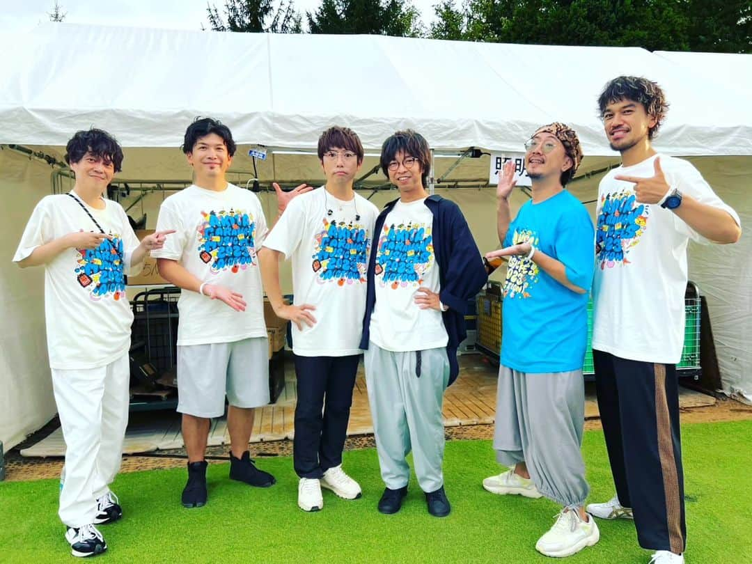 横山祐介のインスタグラム：「🥁2023.9.17📷 秋田CARAVAN MUSIC FES 2023 青空の下、一緒に気持ちいい空間をつくってくれてありがとうございましたー！ 優さんと一緒に歌った「駱駝」も、みんなと歌った「最上級」も奇跡みたいな時間でした。 暑かったけど、楽しかったね。  <setlist> 1.駱駝（高橋優さんcover） 2.別の人の彼女になったよ 3.恋だろ 4.夜を越えて 5.フレンズ 6.最上級 7.大丈夫  初めて生で見れたOKAMOTO'Sめちゃくちゃかっこよかったし、ゴールデンボンバーとんでもなかったし、チンギスめっちゃ笑った。  そして、高橋優さん。 優さんの歌が会場中に力を与えていく様を袖からずっと見させてもらいました。 改めて呼んでもらえたことを誇りに思います。  ずーっとインスタで一方的に見させてもらってたダッチさんとついにご挨拶。 安定感たっぷりで気持ちいいビート、美しいタム捌きに見惚れつつたくさん勉強させていただきました。 ドラム頑張ろーー！  #ACMF2023 #wacci」