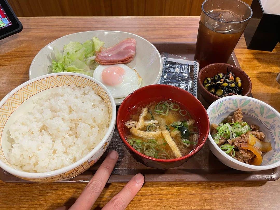山崎勝之のインスタグラム：「朝、ベーコン🥓食べて、 胸を中心に筋トレ、 FF7ECしながらウォーキング50分、 いつものオートミール等食べて、 FF7ECして、 またオートミール等食べる。  そんな1日でした。  #筋トレ #ウォーキング #ボディメイク #FF7EC」