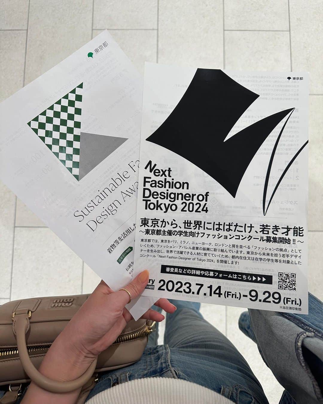 三條場夏海さんのインスタグラム写真 - (三條場夏海Instagram)「. ファッション業界を目指す学生さん、 是非読んで下さい📰  私もファッションの仕事をしているからこそ、興味深い展示を見に行ってきました！  東急プラザ渋谷 3F 111前で開催している東京都主催のファッションコンクール  【Next Fashion Designer of Tokyo】  【Sustainable fashion Design Award】の展示会です。  こちらに展示してあるものは、 昨年受賞された作品なのですが、 アイディアと夢が詰まっているのが服から伝わってくるんです。 前に、服飾専門学校の審査員も経験させて頂いた事もあって 学生さんが服に込める想いとか夢とかを感じるのが好きで 大人になった今だからこそ刺激になるんですよね🌏  コンクールの応募期間は、9/29(金)まで。  9/18（月・祝）には東急プラザ渋谷 6F GRAND SESSIONで篠原ともえ氏（デザイナー/アーティスト）、織田友理子氏（NPO法人 ウィーログ代表理事）、コンクールの昨年度大賞受賞者によるトークショーも実施されるので興味がある方は是非足を運んでみて欲しいです👟  好きを仕事にしたい人や 夢を実現したい方、チャンスを掴むのは自分次第ですよ〜🌾✨  @nfdt_tokyo @sfda_kimono_wagara   #東京都プロモーション#nfdt #sfda #PR」9月17日 20時44分 - natsumi_sanjouba