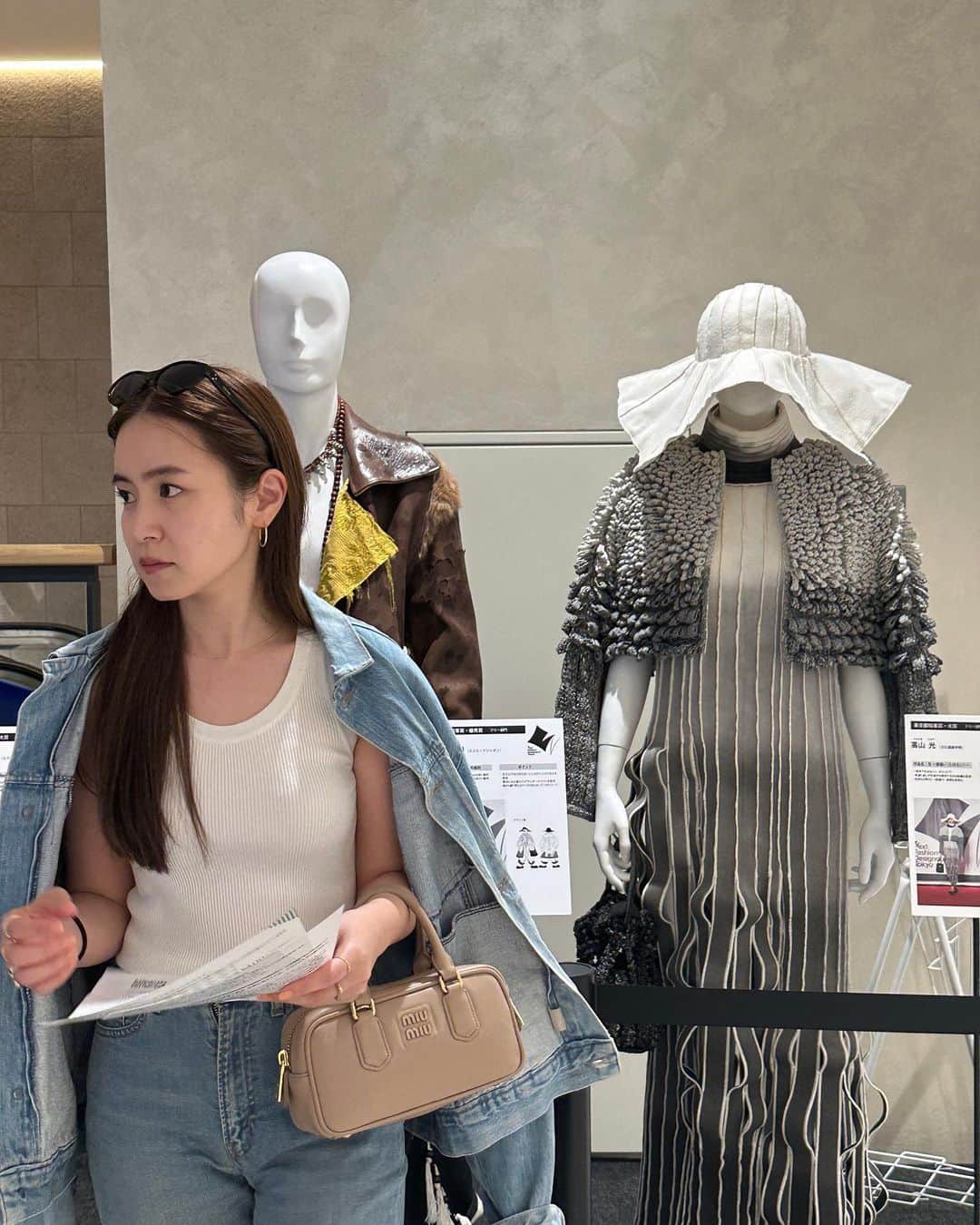 三條場夏海のインスタグラム：「. ファッション業界を目指す学生さん、 是非読んで下さい📰  私もファッションの仕事をしているからこそ、興味深い展示を見に行ってきました！  東急プラザ渋谷 3F 111前で開催している東京都主催のファッションコンクール  【Next Fashion Designer of Tokyo】  【Sustainable fashion Design Award】の展示会です。  こちらに展示してあるものは、 昨年受賞された作品なのですが、 アイディアと夢が詰まっているのが服から伝わってくるんです。 前に、服飾専門学校の審査員も経験させて頂いた事もあって 学生さんが服に込める想いとか夢とかを感じるのが好きで 大人になった今だからこそ刺激になるんですよね🌏  コンクールの応募期間は、9/29(金)まで。  9/18（月・祝）には東急プラザ渋谷 6F GRAND SESSIONで篠原ともえ氏（デザイナー/アーティスト）、織田友理子氏（NPO法人 ウィーログ代表理事）、コンクールの昨年度大賞受賞者によるトークショーも実施されるので興味がある方は是非足を運んでみて欲しいです👟  好きを仕事にしたい人や 夢を実現したい方、チャンスを掴むのは自分次第ですよ〜🌾✨  @nfdt_tokyo @sfda_kimono_wagara   #東京都プロモーション#nfdt #sfda #PR」