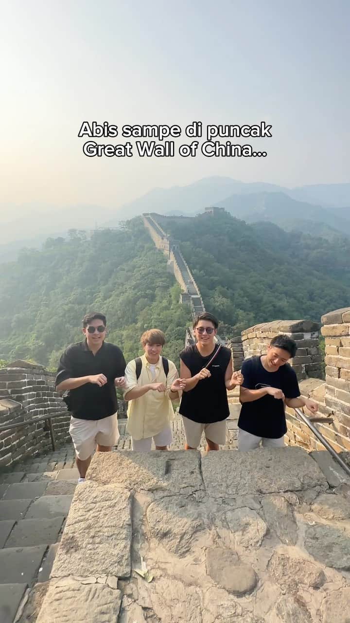 大塚稜馬のインスタグラム：「Bucket list checked: Naik Great Wall of China dan turun pake perosotan ✅  📍Great Wall of China, MUTIANYU  Btw, gak di semua Great Wall bisa turun pake perosotan, ini kita yang di MUTIANYU. Di-save ya biar gak salah dan gak lupaa 😆🙌🏻 Semoga kalian bisa ke sini juga suatu saat, aamin!!」