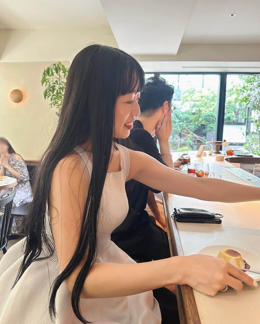吉田佳菜のインスタグラム：「ㅤㅤㅤㅤㅤㅤㅤㅤㅤㅤㅤㅤ ㅤㅤㅤㅤㅤㅤㅤㅤㅤㅤㅤㅤㅤ 髪伸びたなぁ〜🐶 ㅤㅤㅤㅤㅤㅤㅤㅤㅤㅤㅤㅤㅤ ちょっと茶色く見えるのが気になってきていたので 久しぶりのカラー♪ こめかみの高さより上は染めずに、そこから下を 地毛のカラーと馴染むようにしてもらいました🖤 ㅤㅤㅤㅤㅤㅤㅤㅤㅤㅤㅤㅤㅤ ㅤㅤㅤㅤㅤㅤㅤㅤㅤㅤㅤㅤㅤ 写真はみずきさんと行った代々木上原のお店で☕️ 楽しくて話が止まらなかった♡♡ 次はラーメンに行く約束をしました🍜 ㅤㅤㅤㅤㅤㅤㅤㅤㅤㅤㅤㅤ ㅤㅤㅤㅤㅤㅤㅤㅤㅤㅤㅤㅤㅤ #黒髪ロング #モノトーンコーデ #代々木上原カフェ #notokyo  ㅤㅤㅤㅤㅤㅤㅤㅤㅤㅤㅤㅤㅤ ㅤㅤㅤㅤㅤㅤㅤㅤㅤㅤㅤㅤㅤ」