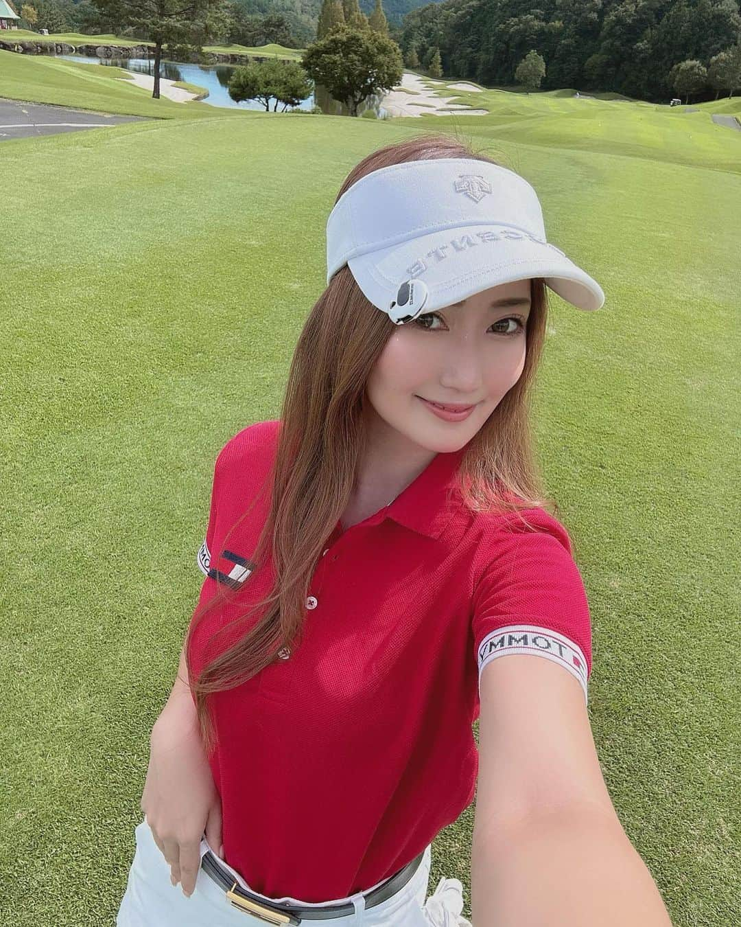 前田穂香のインスタグラム：「. . . 久しぶりのゴルフ暑すぎた🥹⛳️💕 . .  #ゴルフ #ゴルフ初心者 #ゴルフ女子 #ゴルフ思い出  #ゴルフ好きと繋がりたい #ゴルフ好きな人と繋がりたい #ゴルフウェア #ゴルフスイング #デサント #デサントゴルフ #tomyhilfiger #tomygolf #ゴルフウェアコーデ #ゴルフコーデ #ゴルフウェアレディース #⛳️ #golf」