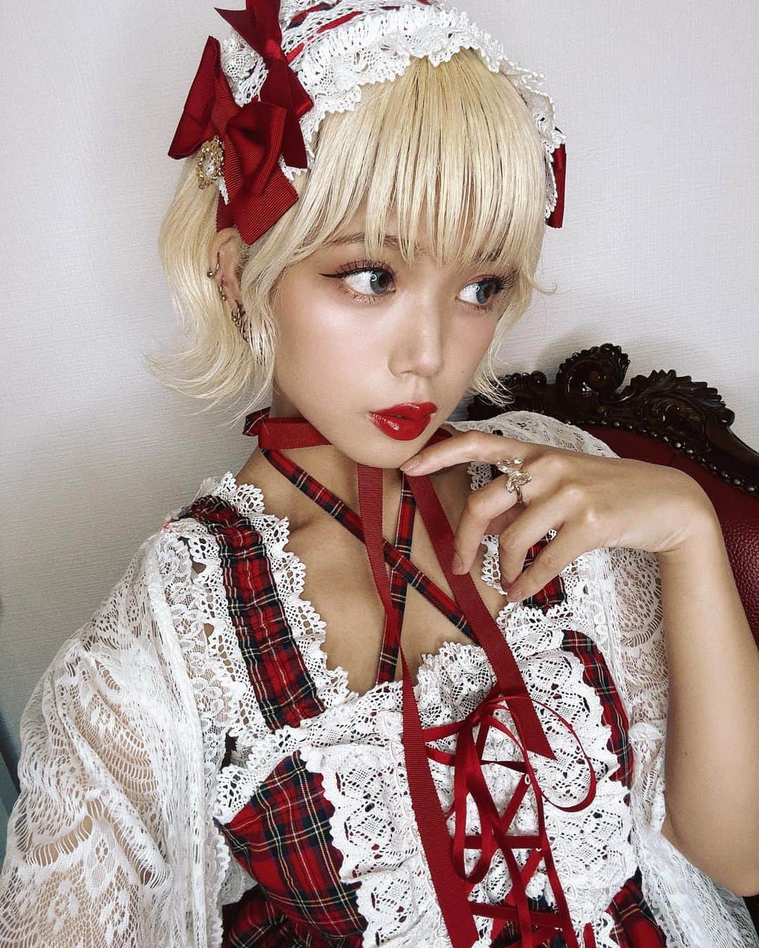 ハナエのインスタグラム：「迷ったけど載せなかった写真とかサブスクの民限定で見れるやつであげていこうかな！ サブスクに登録してくれると、わたしのよりプライベートが見られたり、ラフにメッセージを送り合えたりします㊙️  今のところ超日常的なストーリーズをあげたり、食べたもの買ったもの報告をしたり、お仕事の裏側？みたいなことを載せたり。単純に見られるストーリーズが倍かそれ以上になります。  あとは、おはようおやすみいってらっしゃい今日もえらい！みたいなことを、ぽんぽんとDMでやりとりしています。 わたしは毎日今日のえらいをサブスクの民に報告していて、それにみんなも今日のえらいを教えてくれるのが毎日最高です。  これからサブスクの民限定コンテンツも充実させていこうと思ってます！ もしよかったらプロフィールから参加してね🫶  サブスクを通して、より密に、生きてることを祝福し合えたらなと思ってます❤️‍🔥（クソデカまとめ）」