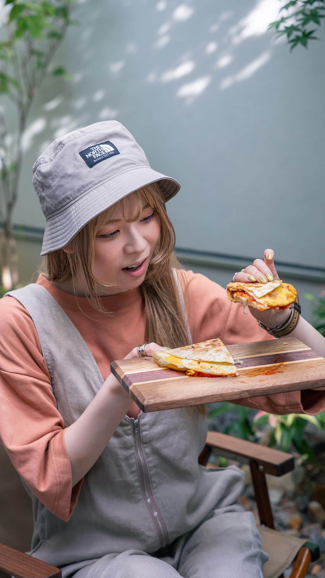 さーやんのインスタグラム：「ケサディーヤ🌮レシピあり⏬ 　 ケサディーヤとはトルティーヤに チーズを挟んで焼いた料理のこと🧀 　 メキシコ発祥のファストフードです🇲🇽 　 具材をいろいろ入れて作ってみました😋 　 　 ▫️材料 ・トルティーヤ　　1枚 ・卵　　　　　　　2個 ・ベーコン　　　　3枚 ・スライストマト　3枚 ・チーズ　　　　　適量 ・ケチャップ　　　適量 ・オリーブオイル　適量 　 　 ▫️作り方 ①フライパンにオリーブオイルを熱し 　ベーコンを並べて焼く。 ②溶き卵を流し入れ、トルティーヤを被せる。 ③ひっくり返して片側にケチャップ、 　スライストマト、チーズをのせる。 ④半分に折って軽く抑え付け 　食べやすい大きさに切って完成✨ 　 　 中に入れる具材次第でいろいろな 味が試せるので、 ぜひ自分流でやってみてねん😆 　 　 ⏬その他レシピはこちらから @___saaayan___  　 　 　 　 #キャンプ #キャンプ飯 #キャンプ料理 #キャンプ女子 #キャンプ飯レシピ #キャンプご飯 #キャンプコーデ #アウトドア #アウトドア料理 #アウトドア女子 #アウトドアファッション #レシピ #簡単レシピ #料理 #ケサディーヤ #メキシコ料理 #camp #camping #camplife #outdoor #outdoorlife #露營 #露營生活 #캠프닉 #캠핑」