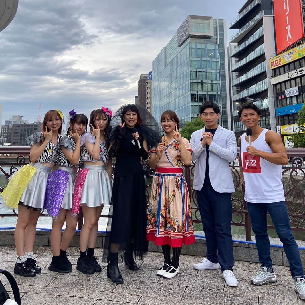 椿鬼奴さんのインスタグラム写真 - (椿鬼奴Instagram)「#中洲ジャズ 出会い橋でストリートゲリラライブやらせてもらったよ！今日初めて会った個性的なメンバーで #創聖のアクエリオン をセッション♪ジャズった〜🎻🎷🎺🎹🎤 #ミニチュアバイオリン奏者 #堤麻衣子 さん #手笛奏者 #なかしま拓 さん #福岡大学アイドルコピーダンスサークル  Sparkleのみんな #筋肉アナウンサー #三澤澄也  #cr創聖のアクエリオンファン #椿鬼奴 でお届けしました！聴いてくれたみんなありがとう！」9月17日 21時02分 - tsubakioniyakko