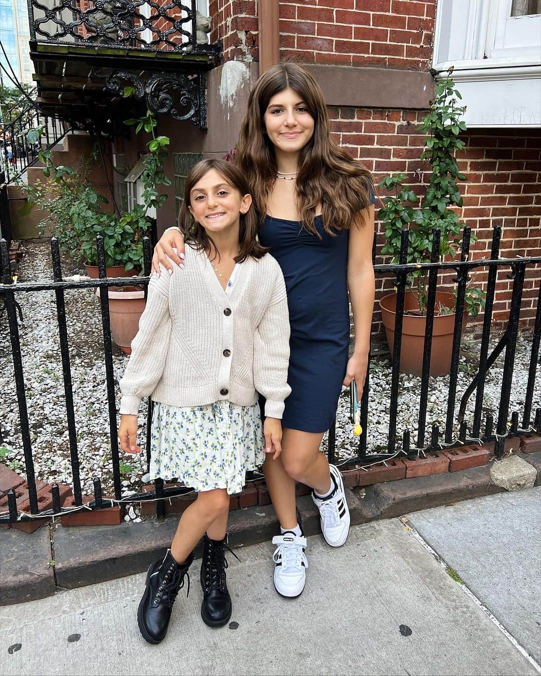 Ilana Wilesさんのインスタグラム写真 - (Ilana WilesInstagram)「2nd day of Rosh Hashanah was temple in the city and dinner at my sister’s in the burbs. Our family holidays are a little up in the air since Grammy sold her house, but a big thanks to our Uncle Scott for leading the prayers and bringing the shofar wherever we go. 🍎🍯」9月17日 20時55分 - mommyshorts