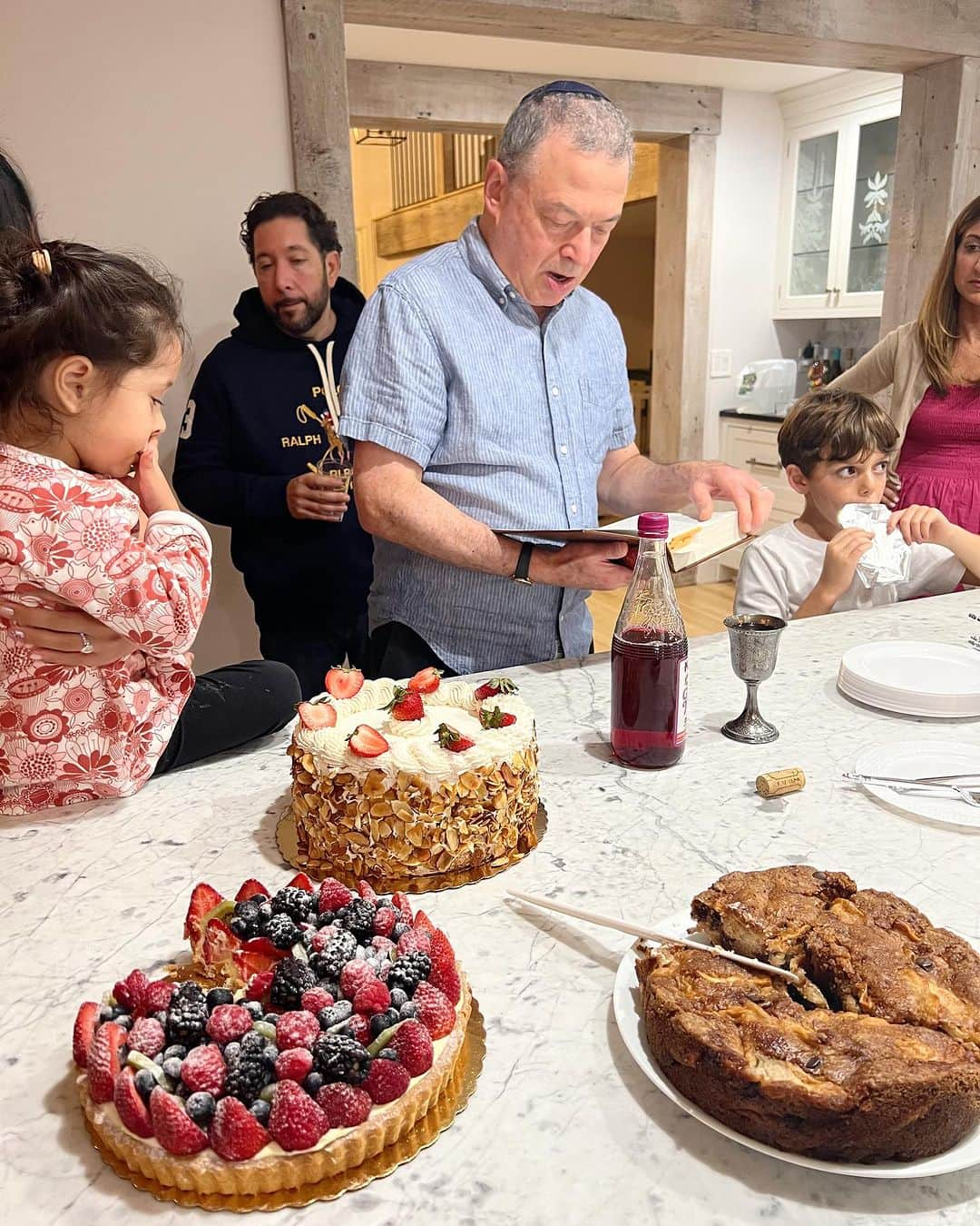 Ilana Wilesさんのインスタグラム写真 - (Ilana WilesInstagram)「2nd day of Rosh Hashanah was temple in the city and dinner at my sister’s in the burbs. Our family holidays are a little up in the air since Grammy sold her house, but a big thanks to our Uncle Scott for leading the prayers and bringing the shofar wherever we go. 🍎🍯」9月17日 20時55分 - mommyshorts