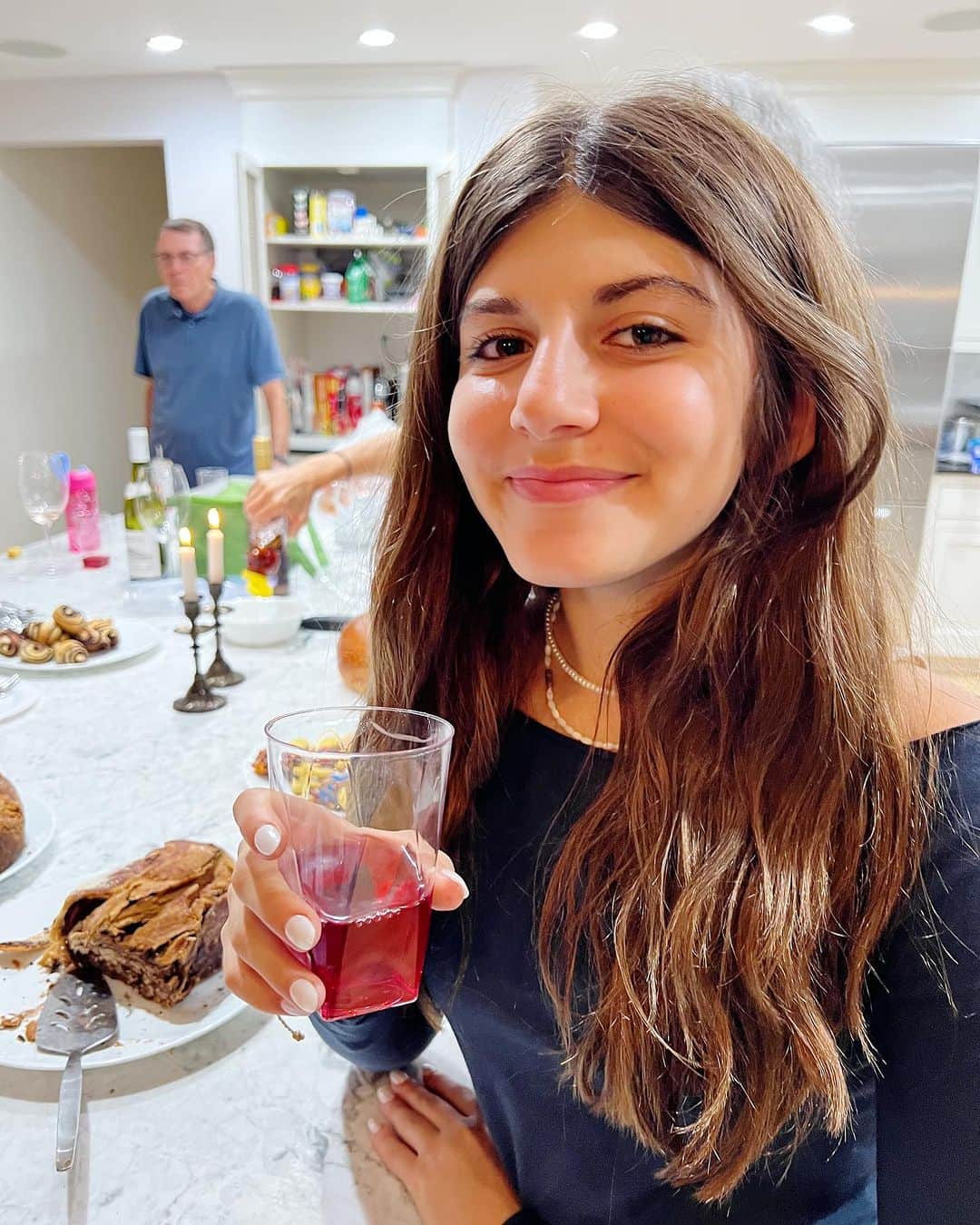 Ilana Wilesさんのインスタグラム写真 - (Ilana WilesInstagram)「2nd day of Rosh Hashanah was temple in the city and dinner at my sister’s in the burbs. Our family holidays are a little up in the air since Grammy sold her house, but a big thanks to our Uncle Scott for leading the prayers and bringing the shofar wherever we go. 🍎🍯」9月17日 20時55分 - mommyshorts