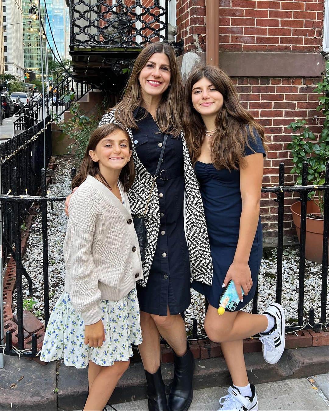 Ilana Wilesのインスタグラム：「2nd day of Rosh Hashanah was temple in the city and dinner at my sister’s in the burbs. Our family holidays are a little up in the air since Grammy sold her house, but a big thanks to our Uncle Scott for leading the prayers and bringing the shofar wherever we go. 🍎🍯」
