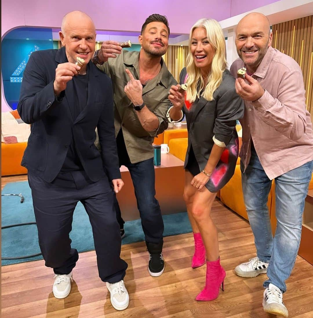 ダンカン・ジェイムスのインスタグラム：「@sundaybrunchc4 with @mrduncanjames chatting about our new single “That’s What Friends Are For” raising funds for @macmillancancer supported by @marksandspencer. Coffee morning is 29th September. Come join the fun! Info is on the MacMillan website . 💚(jacket - @spraypraylove_official )」