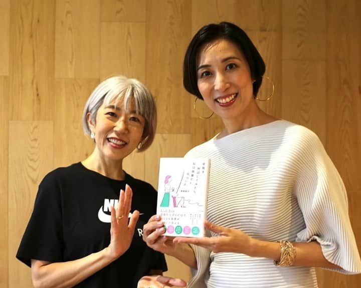 のインスタグラム：「【新しい学びの場】  姿勢や歩きを教える立場ですが、定期的に生徒の立場も経験しています✨  　 印象年齢マイナス10歳 《美姿勢＆品格ウォーキング®︎》  インストラクター・朝倉真弓です。  @mayumi_asakura   　 憧れの宝塚男役出身のくれゆかさん @yuka.kure の、アントレジェンヌ®︎育成講座を受講中。  先生と呼ばれる立場であっても、受講生の立場でスキルをブラッシュアップすることも大切。  この秋は、こちらでしっかりと立ち居振る舞いやあり方を学び、自分自身を高めつつ、受講生さんに還元していきたいと考えています！  ４期でご一緒させていただいているのは、朗読のプロでいらっしゃる海野尾順子さん @roudoku.linda   お写真は、レッスン中に大野奈見子さん @nami.nami13b に撮影していただいたもの。  先日のコラボライブの裏側も撮影していていただきました❤️  本を手に取ってくださり、とっても嬉しいです！   　 #背筋を伸ばしてみたら私は綺麗だと気づいた #私は綺麗   #品格ウォーキング #美姿勢 #ウォーキング講師 #ウォーキングインストラクター  #ウォーキング #ポージング #グレイヘアモデル #グレイヘア #朝倉真弓」