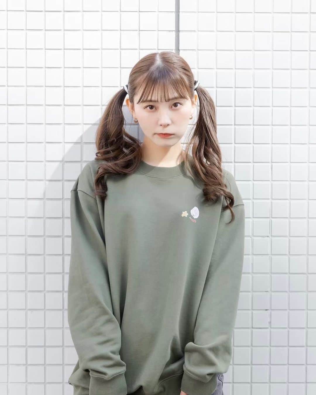 のインスタグラム：「DAISYの新作スウェットできました♡  今回は、筆で描いたようなラインやお花がほんのり和の雰囲気を醸し出すデザイン。フレームに額装した絵画を背負うイメージで、バックは大きめにプリントしています。  物価が上がって、DAISYでの物作りの仕方も何がベストなのか色々悩みながら考えてる今です。 ずっと作り続けられるのが当たり前じゃないから、その都度アイディア出し切って、妥協せず進めてきました☺︎  これを作ってるときは、せいなちゃんは海外で生活してて、リモートでやり取りしながらビジュアルも世界観も一緒に作ってきたんだぁ✈️改めて、和のテイストって素敵だなと思いながら、DAISYらしいものに仕上げられました。  これからの季節、このスウェットで心身共に健康に暖かく一緒に過ごせたら嬉しいです。よろしくお願いします！  【🌼 09.22 19:00〜販売開始 ✔︎】  ※ 売り上げの一部は 子育て/女性支援/DV被害者へのサポート を行っている団体に寄付します。」