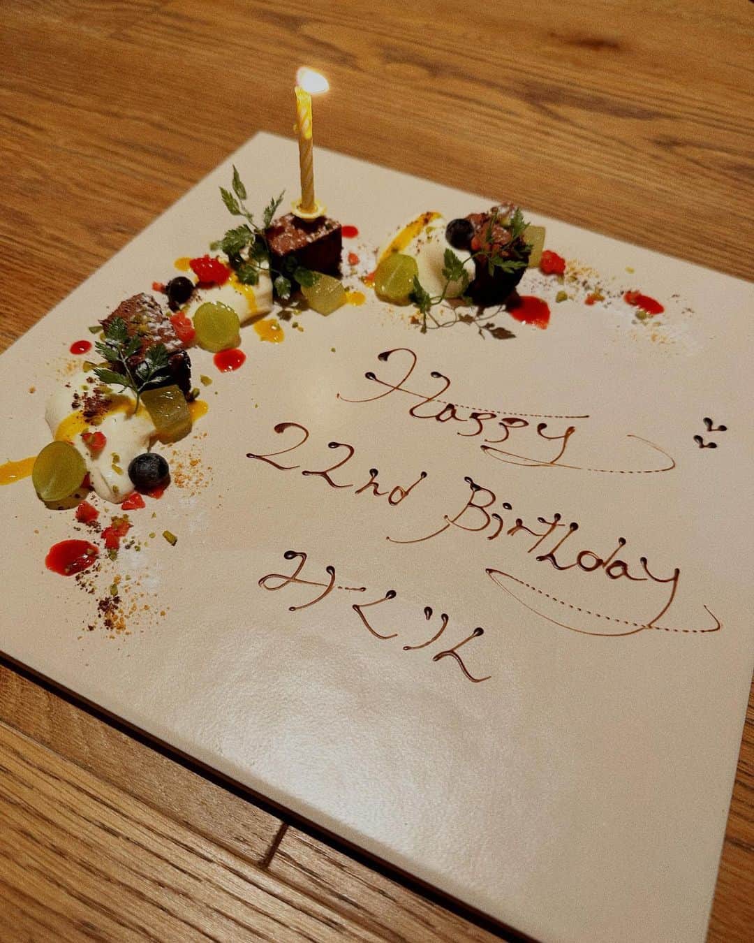 田中美久さんのインスタグラム写真 - (田中美久Instagram)「🎂🌙  改めて9月12日で22歳の誕生日を迎えました✨今日は、莉子と莉緒ちゃんが福岡に帰る前に誕生日をお祝いしてくれました🥹🥹🥂 お店やケーキまでセッティングしてくれて、プレゼントまで、。本当に嬉しい😭🫶🏻  最高の教師という素敵なドラマで出会えて、最高の友達ができました。素敵な1日でした。  私が、誕生日っぽい映えがしたいということで、作戦を立ててくれてたみたいで、協力してくれました…笑 映えちゃった🫠  きっとこのドラマが終わってからも、仲良くしてる大切な友達。まだドラマ最終回控えてますが、今後もまた共演できますように。 ありがとう✌︎   そしてこの期間にたくさんの方に祝って頂き幸せです。ありがとうございます。22歳も頑張ります💪  #田中美久生誕祭　#誕生日　#インスタ映え　#22」9月17日 20時59分 - mikumonmon_48