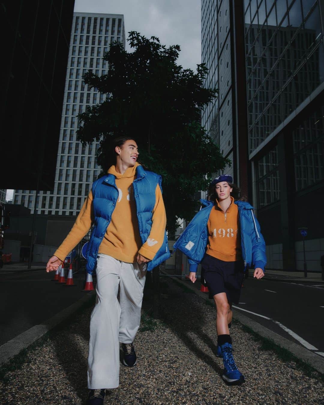 Armani Officialさんのインスタグラム写真 - (Armani OfficialInstagram)「Power walk. The Emporio Armani Fall/Winter 2023-24 Sustainable Collection captures inner-city locals exploring their neighborhood, discovering a new sense of harmony and community, without being limited by their outfits. Discover more at the link in bio.⁣ #EAsustainable ⁣ ⁣ Credits: @hypebeast」9月17日 21時00分 - emporioarmani