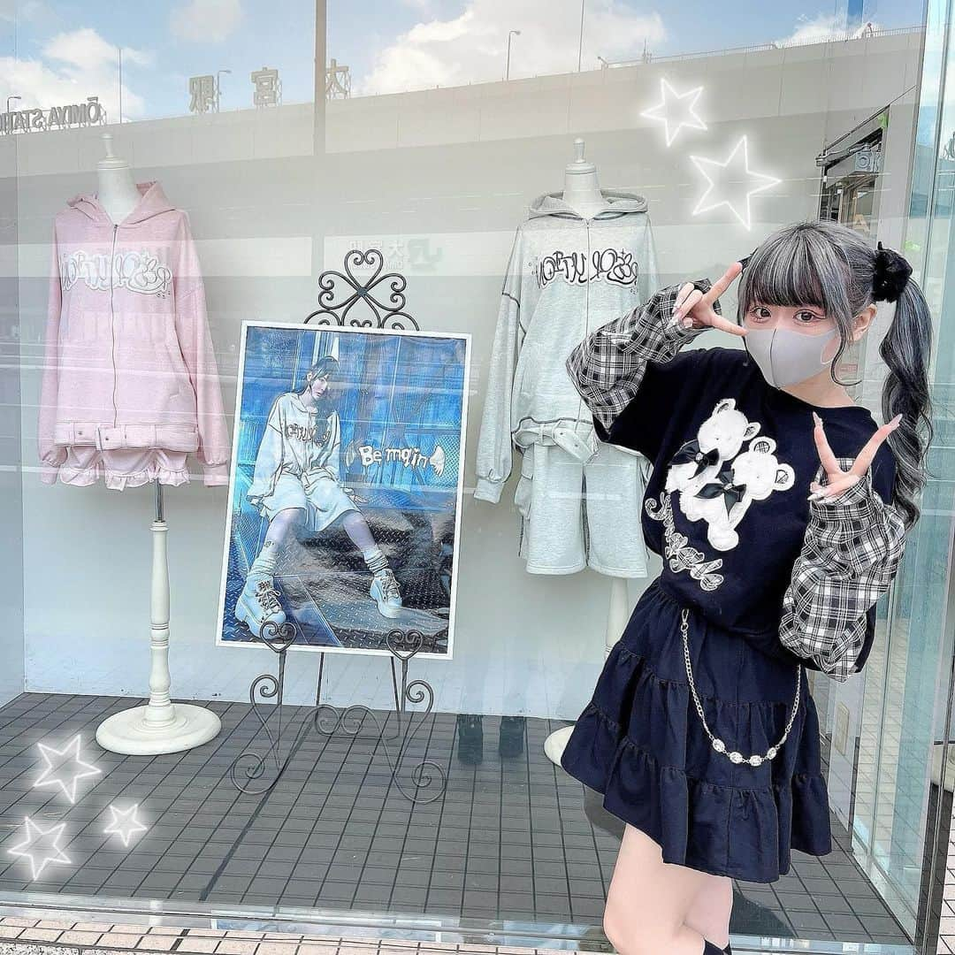 さきちゃんのインスタグラム：「ㅤㅤㅤㅤㅤㅤㅤㅤㅤㅤㅤㅤㅤ Bemqin 1stCollection店頭発売から１年❤︎ ㅤㅤㅤㅤㅤㅤㅤㅤㅤㅤㅤㅤㅤㅤㅤㅤㅤㅤㅤㅤㅤㅤㅤㅤㅤㅤ 1年って本当にあっというまだーーー！ 最初は不安もあったけど、(いまもちょっとあるけど) Bemqinを通してたくさんの方に出会えて、 色々な経験をさせて頂き、皆様と色んなことを共有でき、 とっても幸せです☺️❤︎ ㅤㅤㅤㅤㅤㅤㅤㅤㅤㅤㅤㅤㅤㅤㅤㅤㅤㅤㅤㅤㅤㅤㅤㅤㅤㅤㅤㅤㅤㅤㅤㅤㅤㅤㅤㅤㅤㅤㅤ お洋服作りってまっじで大変！！ サンプルあげて頂いたのにボツにしてしまったり、 元々考えてたものと最終的には全然違うものになってたり、 思ったようにいかないこともあるけど それすらも楽しい！とってもやりがいがある🥹✨ 想像通りのものが出来上がった時の感動と、 発売の日の緊張は今も変わらず感じますᐢ ᴗ . ᴗ ᐢ デザイナーの方々って本当にすごいんだな、、と尊敬です。  お手本がない物事を一から考えるのは昔からすごく苦手で、 「自分らしさ」が何なのかが今でも見つけられていないけど、 今後Bemqinを続けていく中で 自分らしさ、Bemqinらしさ、自分が作る意味、 自分だからこそできることを見つけていけたらいいなと思います💭 ㅤㅤㅤㅤㅤㅤㅤㅤㅤㅤㅤㅤㅤ お客様のリアルな声を反映できるのは私だけの特権‼️ みんなを主役にできるアイテムをもっといっぱい生み出したい！ ㅤㅤㅤㅤㅤㅤㅤㅤㅤㅤㅤㅤㅤ これからも、Bemqinが皆様に愛されるように。 AnkRougeとJamieエーエヌケー、 2つのブランドとその店舗を盛り上げるきっかけになれるように。 そしていつか、Bemqinがひとつのブランドとして大きくなれるように！ ㅤㅤㅤㅤㅤㅤㅤㅤㅤㅤㅤㅤㅤㅤㅤㅤㅤㅤㅤㅤㅤㅤㅤㅤㅤㅤこの先どうなっていくかは分からないけど、 できることとやりたいことは全部したい！です！！  ㅤㅤㅤㅤㅤㅤㅤㅤㅤㅤㅤㅤㅤ これから、もっともっと皆様と好きを共有できますように❤︎ ㅤㅤㅤㅤㅤㅤㅤㅤㅤㅤㅤㅤㅤ 2023.09.17」