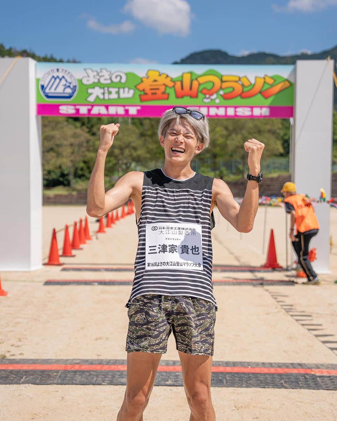 三津家貴也のインスタグラム：「. よさの大江山登山マラソンでゲストランナーとして走らせていただきました。 標高800m、全長23.5kmのコース。 登りと不整地が苦手な僕からしたらかなり過酷なコースですごく苦しいレースになりました。 でもその苦しさを超えた先には山頂での素晴らしい景色が待っていました。 また下り終わってからはゴールにみんなの笑顔がたくさん広がっていました。 この感動体験は苦しさやキツさを味わったからこそ何倍にも大きく感じることができるんだと思いました。 昨日着いた時は京都市内からめちゃくちゃ遠いし何もない場所だー！！って正直思ってたけど(ごめんなさい) 豊かな自然、人の温かさがたくさん詰まっているとてもいい場所でした。 こういう場所の人たちと触れ合うには自分が足を運ぶしかないので、自分の身体の動く限り全国飛び回りたいと思います🫡 明日はランニングクリニック！！ 1人でも多くの人にランニングの楽しさと知識と技術を伝える良い機会にできたらと思います☺️ 今日もお疲れ様でした〜！！ #よさの大江山登山マラソン #京都 #与謝野町 #天橋立  #ランニングクリニック #トレイルランニング #トレラン」