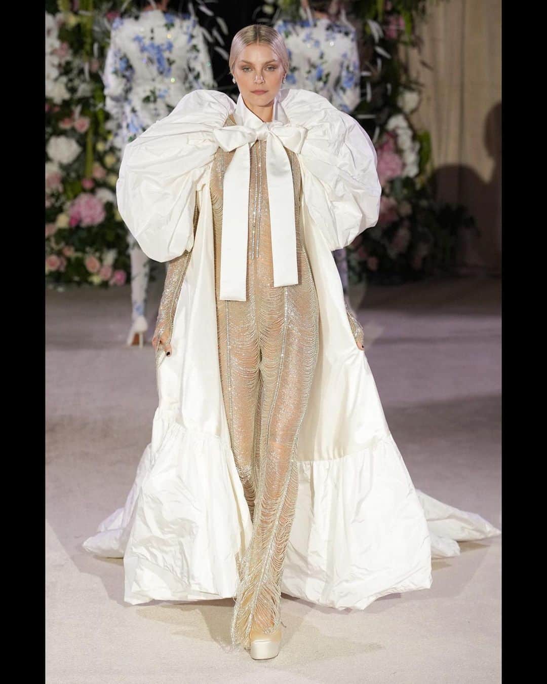 ジェシカ・スタムのインスタグラム：「Richard Quinn, I felt like royalty wearing this beaded bodysuit and cape. Thank you for having me close your show. It was truly a beautiful tribute to your father. 🦢 spring / summer 2024 #LondonFashionWeek #LFW」