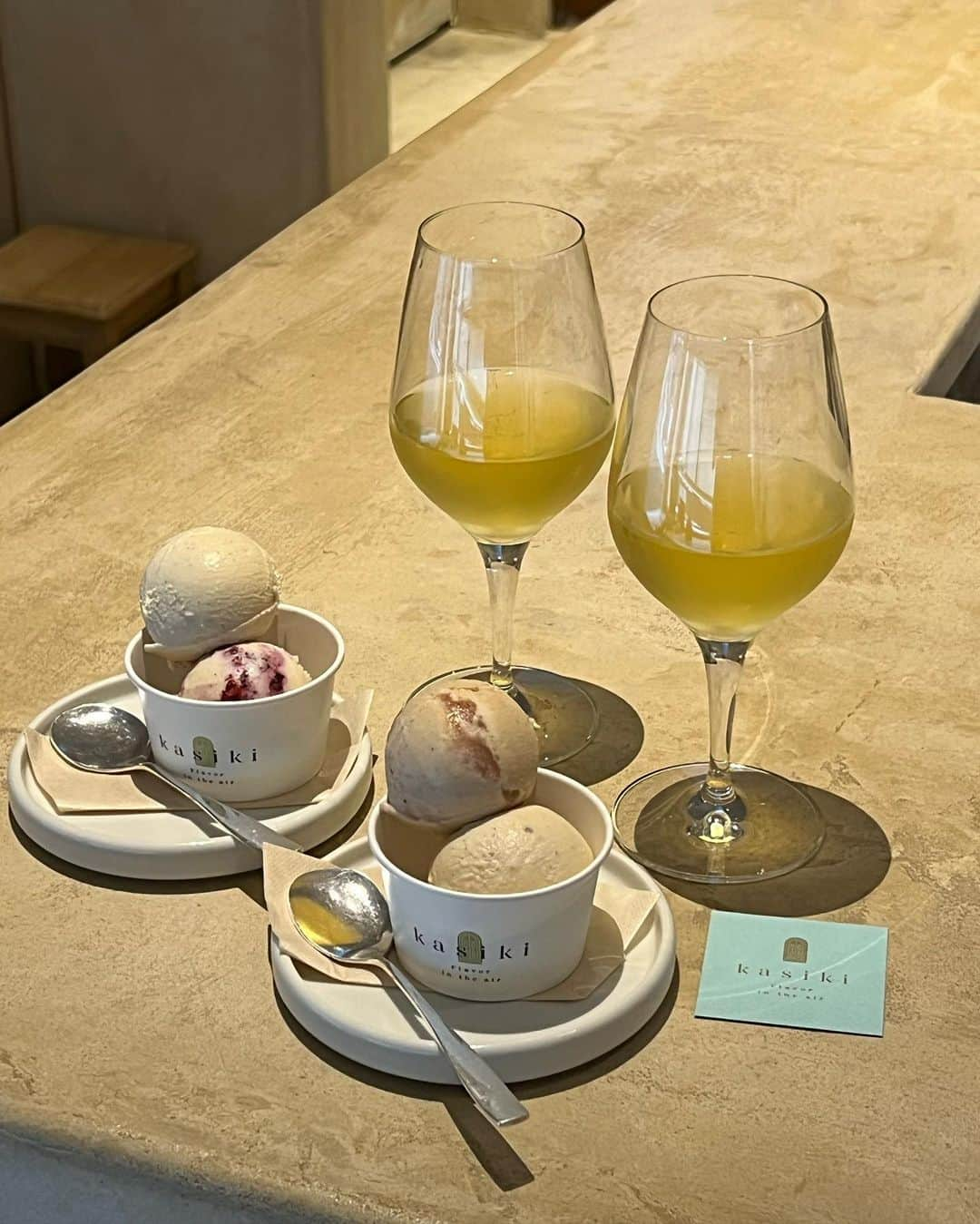 あやちゃんさんのインスタグラム写真 - (あやちゃんInstagram)「大人のアイスクリーム🍨🍷 スパークリングワインで乾杯🥂 プラムダージリン美味しかった🥺  #幡ヶ谷カフェ #幡ヶ谷グルメ  #幡ヶ谷 #新宿カフェ #kasiki  #秋コーデ #編み上げブーツ #韓国ファッション #韓国コーデ #ワンホンコーデ」9月17日 21時04分 - aya.you.love.r