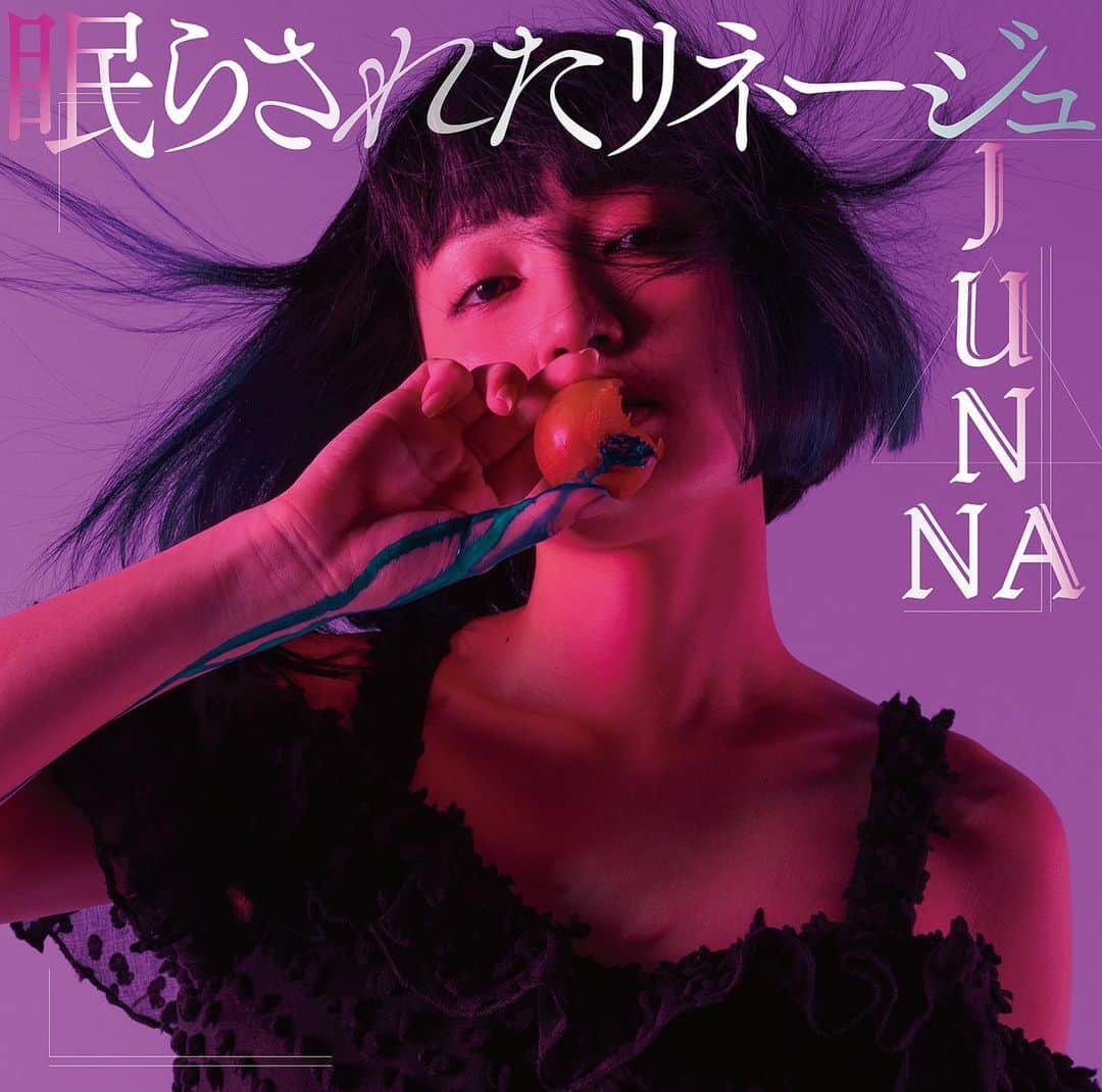 のインスタグラム：「7th Single "眠らされたリネージュ" のジャケット写真が公開されました📷  1枚目: 初回限定盤 2枚目: 通常盤  になってます🍑  大人なわたしをお届けです💿」