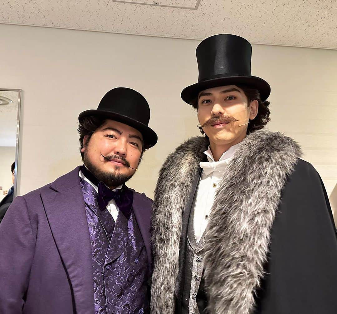 加藤将さんのインスタグラム写真 - (加藤将Instagram)「じーかーさん じっかちゃん じーかーちゃん こと加治将樹さん 僕が後輩キャラすぎて将は先輩にもタメ口で喋った方が可愛がられると言われ、先輩にタメ口で喋るチャレンジをさせて頂きました！ 「じーかーおはよう」から始まった 笑 この数ヶ月で少しはタメ口で喋れるようになった気がします！ 安心して下さい！ ご忠告通り人は選びます！笑  この人ほんまに面白い面白すぎる！ 繊細で人見知りだけど！笑 役者のメンタルケアもしてくれる。 じっかちゃん無しでは本番安心して立ててない人もいたと思う！  そして本編のショレさんではカルロッタへの本気の愛が伝わり圧巻でした！ 今回追加されたラストのシーン好き！  いつかコメディの舞台でもご一緒出来るように頑張る！  そして皆さんお気づきですか？ 鏡に映り込む大野拓朗くんを！笑  3枚目の写真はなんだか素敵だね！  #ファントム  #加治将樹 さん #アランショレ #加藤将  #文化大臣」9月17日 21時06分 - sho_kato0921