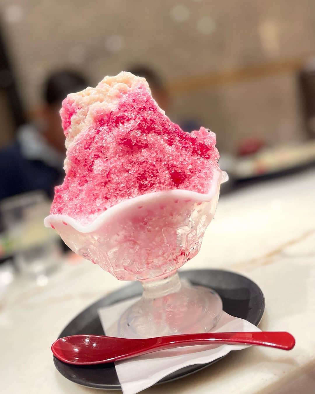 若林翔子のインスタグラム：「. . 野球帰りにサンピア☺️✨  こんなに大きくて美味しいかき氷が 200円✨ きゃ〜🤭❤️  #ごろごろ　#サンピア　#かき氷 #お風呂」