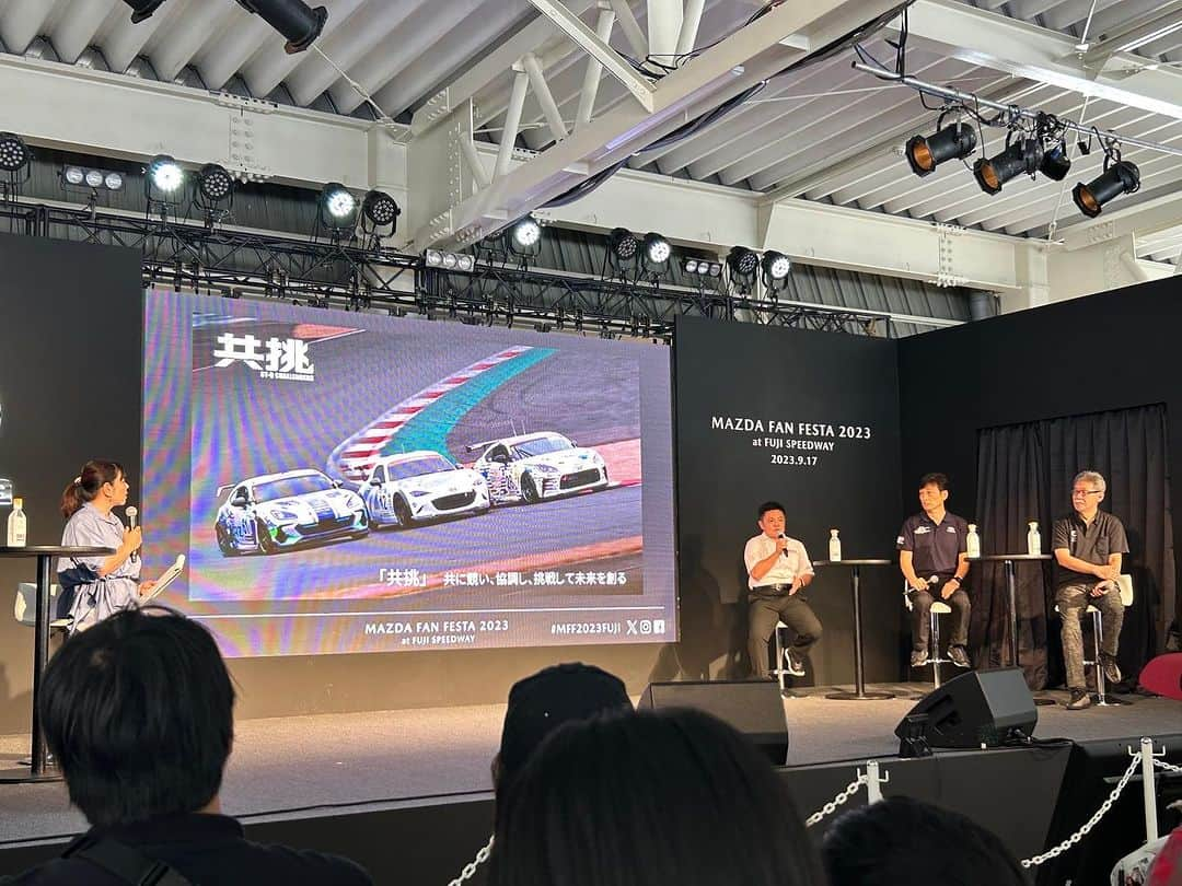 竹岡圭さんのインスタグラム写真 - (竹岡圭Instagram)「「MAZDA FAN FESTA 2023 at FUJI SPEEDWAY」#MFF2023FUJI にお越しいただいた皆さま😊ありがとうございましたー❤️ 今日はお日様☀️サンサンで、ハートも気温も熱い暑い😆盛り上がりましたよー💛  トヨタ&スバル &マツダの共に挑む「共挑」、シュウウエムラさんと匠塗のコラボ、ONE N' ONLY のREI さんのクルマ愛、などなどのステージを担当させていただきましたが、私もとーっても楽しかったでーす❤️  次は岡山国際サーキットの「MAZDA FAN FESTA 2023 」でお逢いできるのを楽しみにしておりまーす🤩岡山でもさまざまなステージを担当させていただきますよーっ⭐️  #MAZDAFANFESTA2023  #MFF2023F #MFF2023O #ロータリー #ワンエンオンリー #REI #竹岡圭」9月17日 21時07分 - kei_takeoka