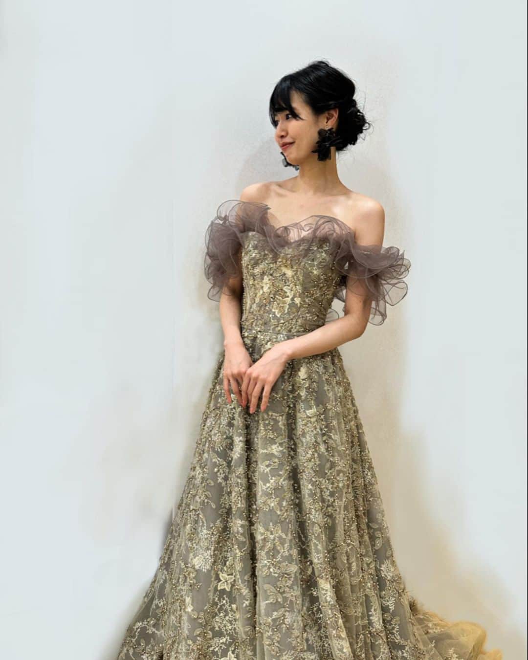 岩間夏美さんのインスタグラム写真 - (岩間夏美Instagram)「. .  アトリエ エム様の 東京展示会でのドレス色々👗✨  色んなタイプのドレス着させていただきながら 「ガーデンウェディングにいいな〜」とか 「スパンコールが映えるように ちょっと暗めの会場で ライト当てて欲しいな〜」とか 勝手に色んなことを考えてました♪  ちなみに結婚の予定はありません。 (おばあちゃんが本気で心配してる笑） お相手立候補はDMをお待ちしてます🤣  みんなはどのドレスが好きですか？ 理想の結婚式とかありますか？  ✺ ✳︎ ✺ ✳︎ ✺ ✳︎ ✺ ✳︎ ✺ ✳︎ ✺ ✳︎ ✺ ✳︎ ✺ ✳︎ ✺ ✳︎ ✺ ✳︎  ＊サブスクリプション登録開始＊  岩間夏美のサブスクリプションに登録すると、 ・登録者限定配信👀 ・いち早く最新情報GET✨ ・限定コンテンツの獲得🎁 ・ストーリーへのコメント返信📩 など登録者限定の 特典を受け取ることができます！  登録は、プロフィール画面または投稿右上の 「サブスクリプション登録」へ↗️  配信もお楽しみください☺️ 質問やコメントもお待ちしています♪  ✺ ✳︎ ✺ ✳︎ ✺ ✳︎ ✺ ✳︎ ✺ ✳︎ ✺ ✳︎ ✺ ✳︎ ✺ ✳︎ ✺ ✳︎ ✺ ✳︎  フリーランスモデルとして活動しています💐 (遠方からのご依頼も受付中)  アパレル、ビューティー、ブライダルなど ショー、撮影、映像、MV対応可能です⸝⋆⸝⋆  ご依頼はDMまたはメールへお願いします▸◂  プロフィールや他の投稿はこちら ⇨ @iwama_natsumi  . . . . .  #アトリエエム #ドレス展示会 #展示会 #ウェディングドレス#カラードレス #ジャガードドレス #ブラックドレス #ドレスモデル #ブライダルモデル #ナチュラルウェディング#ドレス選び #フリーランスモデル#カタログモデル #プレ花嫁さんと繋がりたい #プレ花嫁」9月17日 21時07分 - iwama_natsumi