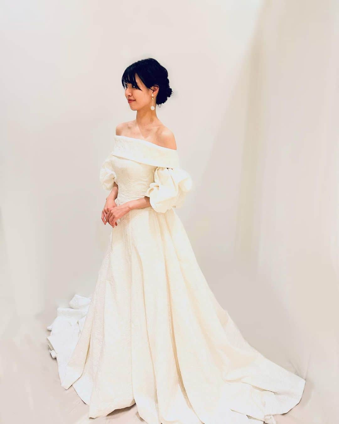 岩間夏美さんのインスタグラム写真 - (岩間夏美Instagram)「. .  アトリエ エム様の 東京展示会でのドレス色々👗✨  色んなタイプのドレス着させていただきながら 「ガーデンウェディングにいいな〜」とか 「スパンコールが映えるように ちょっと暗めの会場で ライト当てて欲しいな〜」とか 勝手に色んなことを考えてました♪  ちなみに結婚の予定はありません。 (おばあちゃんが本気で心配してる笑） お相手立候補はDMをお待ちしてます🤣  みんなはどのドレスが好きですか？ 理想の結婚式とかありますか？  ✺ ✳︎ ✺ ✳︎ ✺ ✳︎ ✺ ✳︎ ✺ ✳︎ ✺ ✳︎ ✺ ✳︎ ✺ ✳︎ ✺ ✳︎ ✺ ✳︎  ＊サブスクリプション登録開始＊  岩間夏美のサブスクリプションに登録すると、 ・登録者限定配信👀 ・いち早く最新情報GET✨ ・限定コンテンツの獲得🎁 ・ストーリーへのコメント返信📩 など登録者限定の 特典を受け取ることができます！  登録は、プロフィール画面または投稿右上の 「サブスクリプション登録」へ↗️  配信もお楽しみください☺️ 質問やコメントもお待ちしています♪  ✺ ✳︎ ✺ ✳︎ ✺ ✳︎ ✺ ✳︎ ✺ ✳︎ ✺ ✳︎ ✺ ✳︎ ✺ ✳︎ ✺ ✳︎ ✺ ✳︎  フリーランスモデルとして活動しています💐 (遠方からのご依頼も受付中)  アパレル、ビューティー、ブライダルなど ショー、撮影、映像、MV対応可能です⸝⋆⸝⋆  ご依頼はDMまたはメールへお願いします▸◂  プロフィールや他の投稿はこちら ⇨ @iwama_natsumi  . . . . .  #アトリエエム #ドレス展示会 #展示会 #ウェディングドレス#カラードレス #ジャガードドレス #ブラックドレス #ドレスモデル #ブライダルモデル #ナチュラルウェディング#ドレス選び #フリーランスモデル#カタログモデル #プレ花嫁さんと繋がりたい #プレ花嫁」9月17日 21時07分 - iwama_natsumi