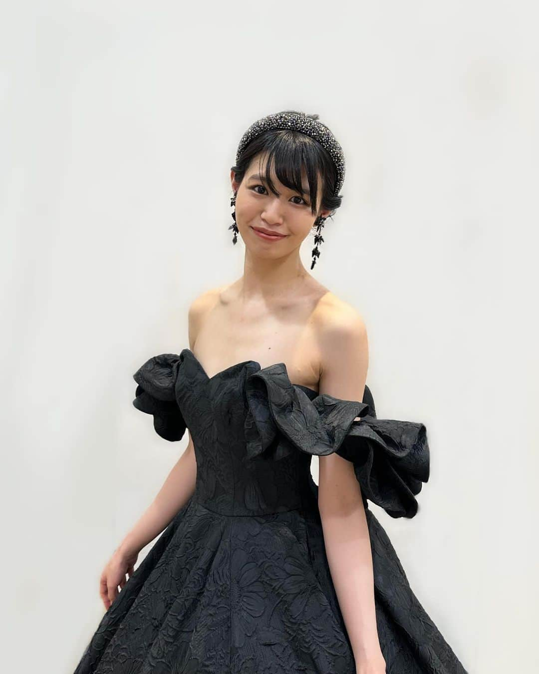 岩間夏美のインスタグラム：「. .  アトリエ エム様の 東京展示会でのドレス色々👗✨  色んなタイプのドレス着させていただきながら 「ガーデンウェディングにいいな〜」とか 「スパンコールが映えるように ちょっと暗めの会場で ライト当てて欲しいな〜」とか 勝手に色んなことを考えてました♪  ちなみに結婚の予定はありません。 (おばあちゃんが本気で心配してる笑） お相手立候補はDMをお待ちしてます🤣  みんなはどのドレスが好きですか？ 理想の結婚式とかありますか？  ✺ ✳︎ ✺ ✳︎ ✺ ✳︎ ✺ ✳︎ ✺ ✳︎ ✺ ✳︎ ✺ ✳︎ ✺ ✳︎ ✺ ✳︎ ✺ ✳︎  ＊サブスクリプション登録開始＊  岩間夏美のサブスクリプションに登録すると、 ・登録者限定配信👀 ・いち早く最新情報GET✨ ・限定コンテンツの獲得🎁 ・ストーリーへのコメント返信📩 など登録者限定の 特典を受け取ることができます！  登録は、プロフィール画面または投稿右上の 「サブスクリプション登録」へ↗️  配信もお楽しみください☺️ 質問やコメントもお待ちしています♪  ✺ ✳︎ ✺ ✳︎ ✺ ✳︎ ✺ ✳︎ ✺ ✳︎ ✺ ✳︎ ✺ ✳︎ ✺ ✳︎ ✺ ✳︎ ✺ ✳︎  フリーランスモデルとして活動しています💐 (遠方からのご依頼も受付中)  アパレル、ビューティー、ブライダルなど ショー、撮影、映像、MV対応可能です⸝⋆⸝⋆  ご依頼はDMまたはメールへお願いします▸◂  プロフィールや他の投稿はこちら ⇨ @iwama_natsumi  . . . . .  #アトリエエム #ドレス展示会 #展示会 #ウェディングドレス#カラードレス #ジャガードドレス #ブラックドレス #ドレスモデル #ブライダルモデル #ナチュラルウェディング#ドレス選び #フリーランスモデル#カタログモデル #プレ花嫁さんと繋がりたい #プレ花嫁」