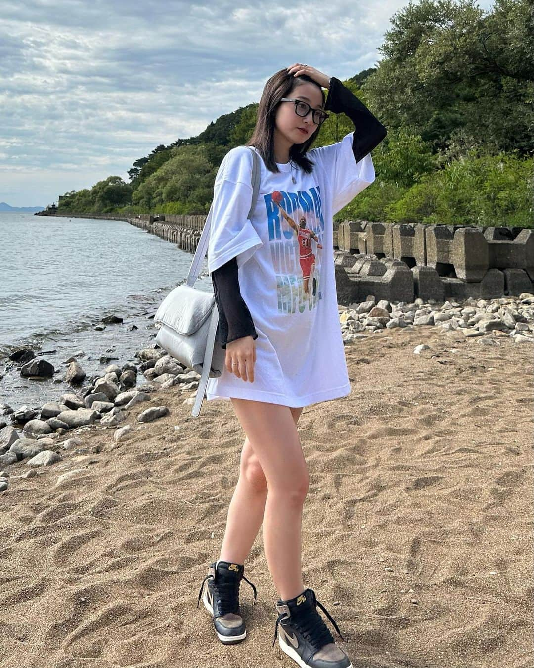 梅村奈央のインスタグラム：「・ tops @mfc_store  bag @standoil.jp  shoes @jumpman23  ・ 新しいものを集めてコーディネート組みました💕 グレーのバッグずっと欲しかったから @standoil が 日本に展開されて本当に嬉しい🥺💕 めちゃめちゃ可愛いし、容量沢山入るからペットボトルとか心配性な私が持ち歩くポーチとかも全部入るから本当ありがたい😮‍💨  #mfcstore #rodman #standoil #스탠드오일 #jumpman23 #airjordan1high #うめしふく」