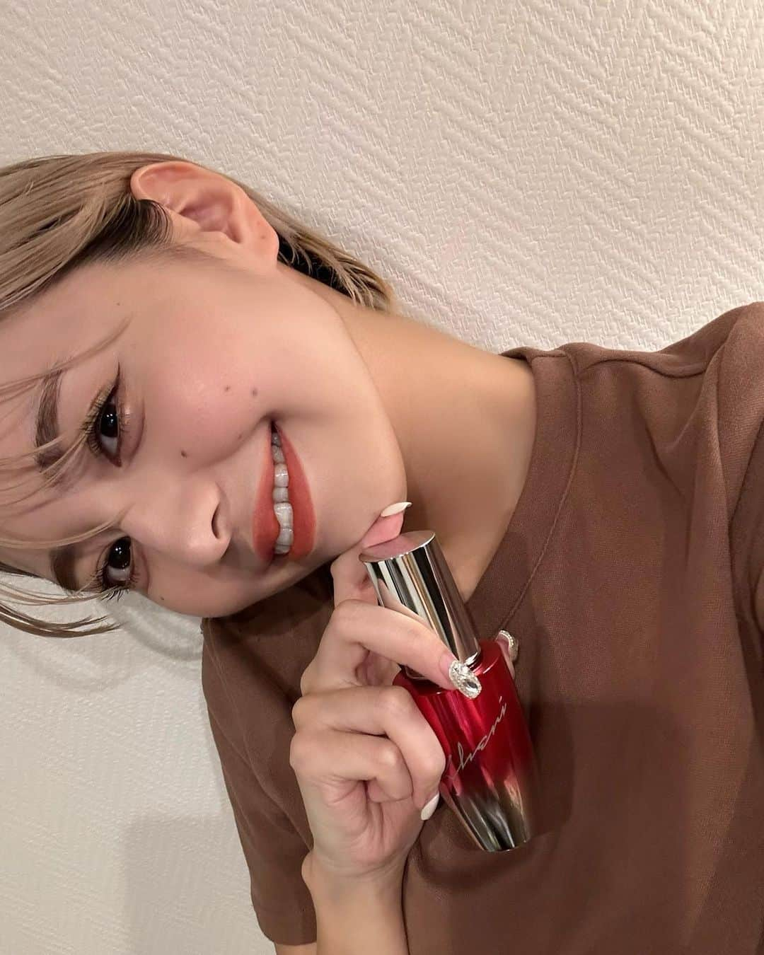 MIORIのインスタグラム：「・ New ヘアオイル♡  ハイトーンってヘアオイル必須だと思ってるから 色々試してるよ🙆‍♀️  これは甘い香りがお気に入りだからセットの時に使ってます🕊️  https://lp.kheri.store/lp?u=kheri  ・ ・ ・ #ヘアオイル#ハイトーンショート#ショートヘア#ショートカット#ハイトーン#ヘアケア」