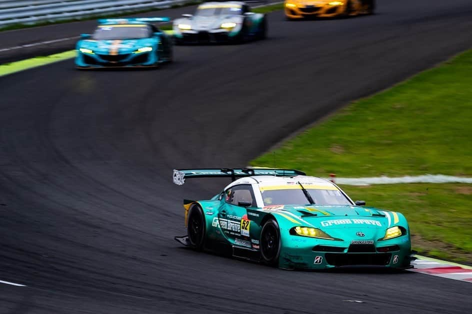 五十嵐みささんのインスタグラム写真 - (五十嵐みさInstagram)「. SUPER GT Rd.6 SUGO 二日間お疲れ様でした🏎 . 今回は私にとって今までで1番衝撃的なレースでした😳 52号車は4番手からスタートし、トップを走り続けそのまま優勝かと思いきや… ゴール直前マシントラブルでまさかの2位😭 表彰式も悲しさダダ漏れの中、正式な結果で見事優勝となりました👏 . 毎回レースは最後まで何かあるかわからないと言いますが、本当にその通りすぎて🥲 悔しさ、嬉しさを両方味わえるのがレースの楽しさだと改めて実感しました。 . 今回優勝できたことによって、シリーズチャンピオンにもグッと近づくことができました👏 残り2戦全力で応援して思いっきり楽しみましょう😎 . また19日にはレースクイーン大賞コスチューム部門のファイナルステージPR生放送が20時からあります📺 こちらもぜひ応援お願いします🍀 . ひとまずしばらく余韻に浸ります😏💚 . #SUPERGT#スーパーgt#埼玉トヨペット#greenbrave#52号車#スポーツランドsugo#モータースポーツ#レースクイーン#racequeen#コスチューム#レースクイーン大賞#ポートレート#一眼レフ#grsupra#gt300#埼玉トヨペットサポーターズ」9月17日 21時14分 - misa_1228