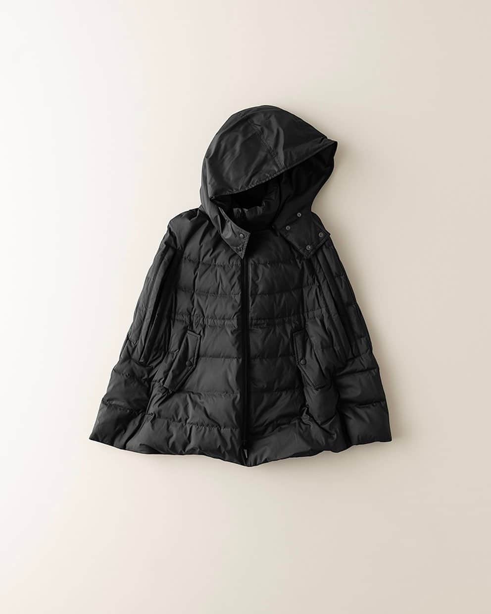 Theory luxe official account.のインスタグラム：「［OUTERWEAR COLLECTION 2023 FALL&WINTER］  いつものスタイルが見違える新鮮なダウン素材のケープコート  デザイン性の高さはもちろん、表地にフッ素フリーの撥水剤を使用し機能性も追求したケープコート。 パーツによってダウンの量を調整しているため、もたつくことなくキレイなAラインを描く。  カジュアルなイメージが先行しがちなダウンながら、都会的でスタイリッシュ。  #theoryluxe #セオリーリュクス #ダウンコート #ケープコート #ポンチョコート #中綿コート #ダウン」