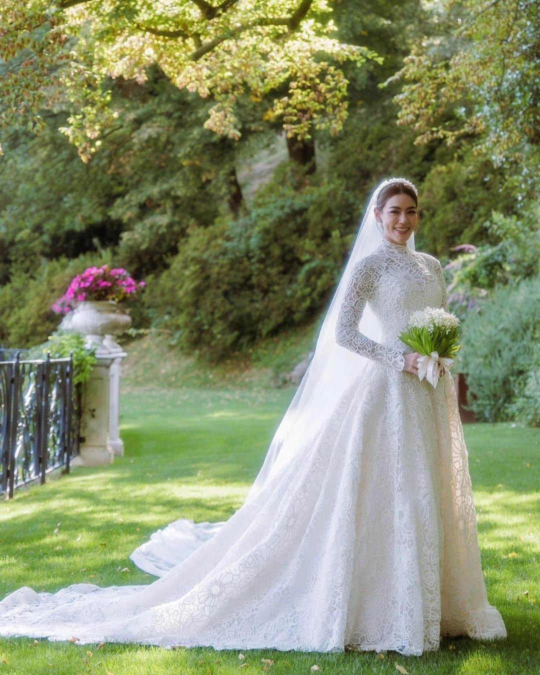 のインスタグラム：「Unveiling the exclusive wedding dress crafted for Dior ambassador @Kimmy_Kimberley, who exchanged vows with Prin Suparat against the idyllic backdrop of Lake Como, Italy. This singular gown, envisioned by @MariaGraziaChiuri, is magnified by floral guipure, exuding bridal allure through its sumptuous fabrics and romantic lace detailing. Its charm is further enhanced by a headband embellished with delicate embroidery, which serves as the perfect finishing touch. © @Bug_Sueb and @Nawaphon_Present」