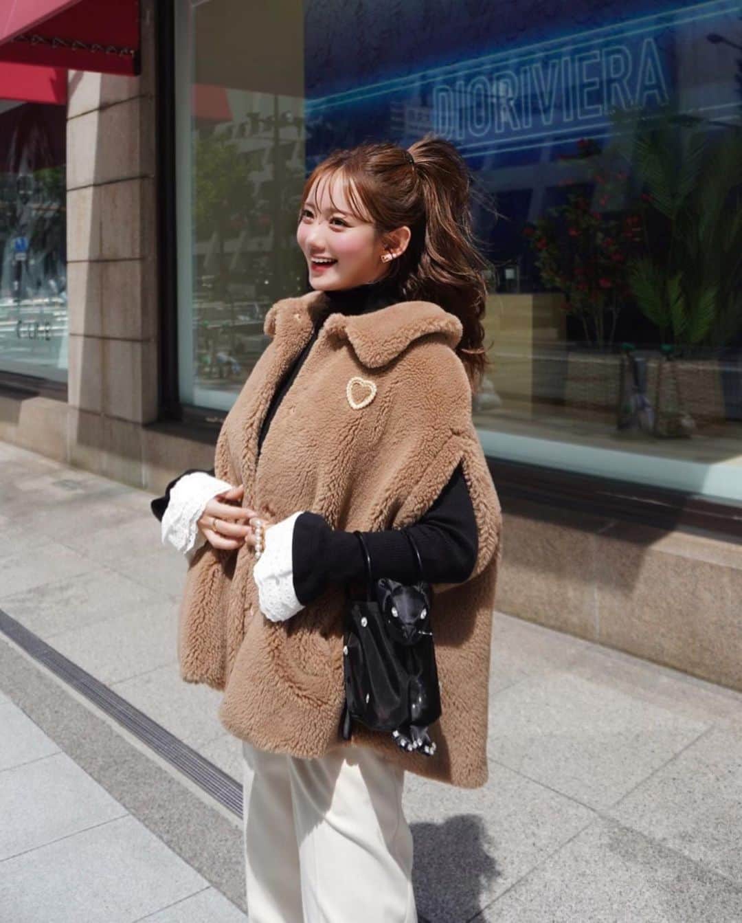 のインスタグラム：「ＣＡＭＥＬwith heart broach ♡ ブローチ合わせもしっくり💫 少し後ろに抜いて着るとこなれ感で大人っぽく、全部ぱちっと閉めるとちょこんと襟が可愛い印象🥰 合わせのサスパンも抜群のシルエットでめちゃくちゃ使えます🫶🏻 ⠀ 東京、緊張してきた...🗼 ⠀ @_hyeon_jp  ISETAN SHINJUKU POPUP STORE 本館2F センターパーク/ ザ・ステージ＃２ 9/20(wed)- 9/26(tue) 10:00-20:00 9/20,21,23,24,26(私の出勤予定日です)」