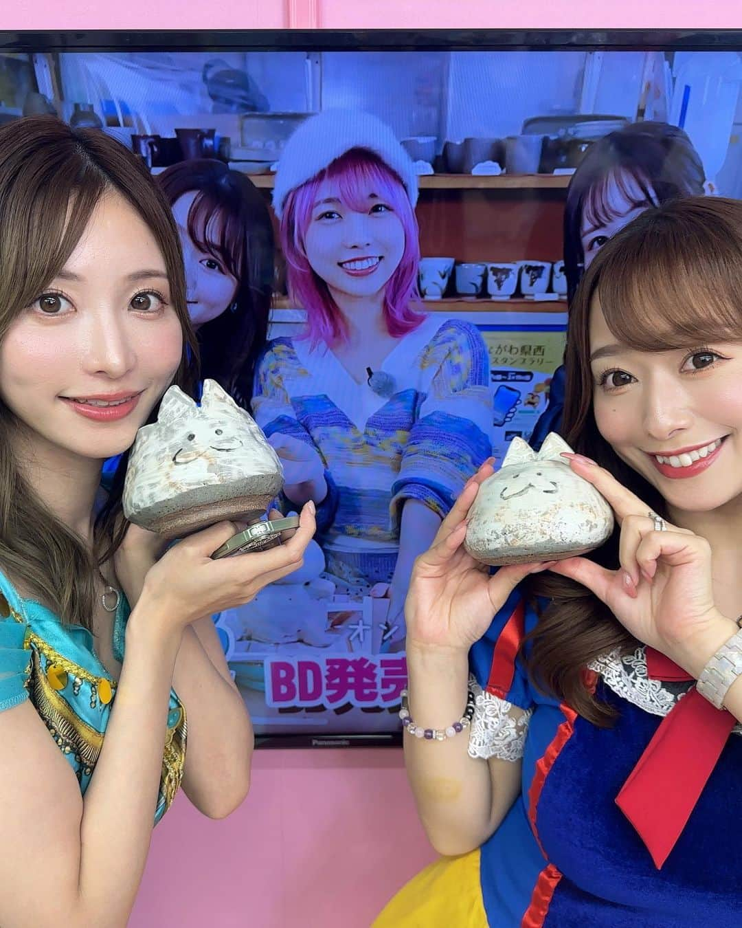 白石茉莉奈さんのインスタグラム写真 - (白石茉莉奈Instagram)「たびともイベント ありがとうございました！ YouTubeライブ、オンラインサイン会、リアルサイン会と丸1日あまつかやファンの皆さんと過ごせてとっても幸せでした❣️ 楽屋でもずっとおしゃべりして楽しかった〜〜🥰 完成した手びねりまこにゃんとってもかわいい🩷  早くまた3人で集まりたいな〜〜🐱🩷  @amatsuka.moe @toda_makoto」9月17日 21時16分 - marina_shiraishi_official