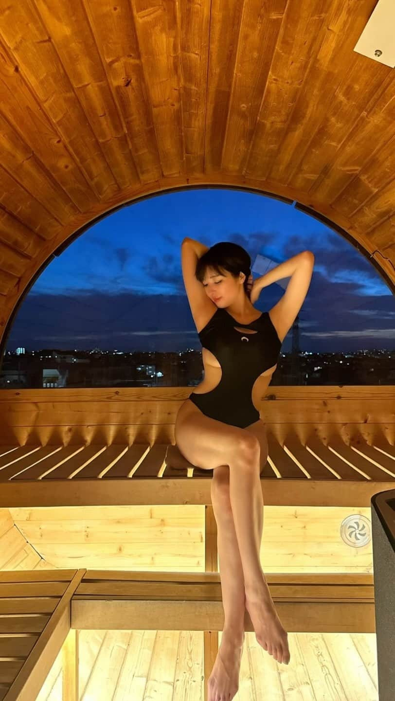 森下悠里のインスタグラム：「@sauna.sanctuary  夜風が気持ちいい🧖‍♀️🤍  最高🥹」