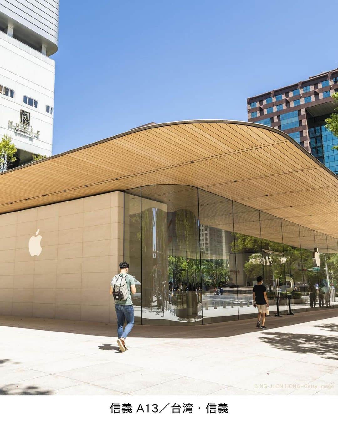 ELLE DECOR JAPANさんのインスタグラム写真 - (ELLE DECOR JAPANInstagram)「2001年に最初のアップルストアをアメリカにオープンしてから約20年、世界中で500店舗を超えるストアを展開している「アップル」。今回は、世界中のアップルストアから特に建築やデザインが美しい店舗をご紹介！  1...フィフス・アベニュー／アメリカ・ニューヨーク ガラスで囲われた螺旋階段を降りると自然と調和した雰囲気を感じられる。 天井には格子状に配置された80個の天窓があり、地下にありながらも店内に自然光が降り注ぐ。  2...信義 A13／台湾・信義 シンプルなデザインとは裏腹に、極薄のカーボンファイバー製の屋根、すばらしい耐震構造、そして空間に落ち着きと静寂を与える美しい彫刻など、さまざまな機能・要素を備えている。  3...アル・マリア・アイランド／アラブ首長国連邦・アブダビ ガレリア・アル・マリヤ・アイランド・モールに隣接。光あふれるガラス張りの店内からは、海岸線とその向こうに広がるアブダビの街並みが一望できる。  4...セントラル・ワールド／タイ・バンコク タイにあるアップルストアの2店舗目。約25メートルある2階建てで、ドラム型のガラスに包まれており、その中心には巨大な樹木を想像させる円錐形の支柱が美しく佇む。  5...杭州・西湖／中国・杭州 アジア最大級の店舗。光り輝く天井パネルに宙に浮かんだような2階の片持ち構造のフローリング、ガラスの階段が美しい、高さ約15メートルのガラス張りの建物。  #apple #applestore  #architecture  #architecturephotography #ショップデザイン #建築 #アップル #アップルストア #建築好き #インテリア」9月17日 21時17分 - elledecorjapan
