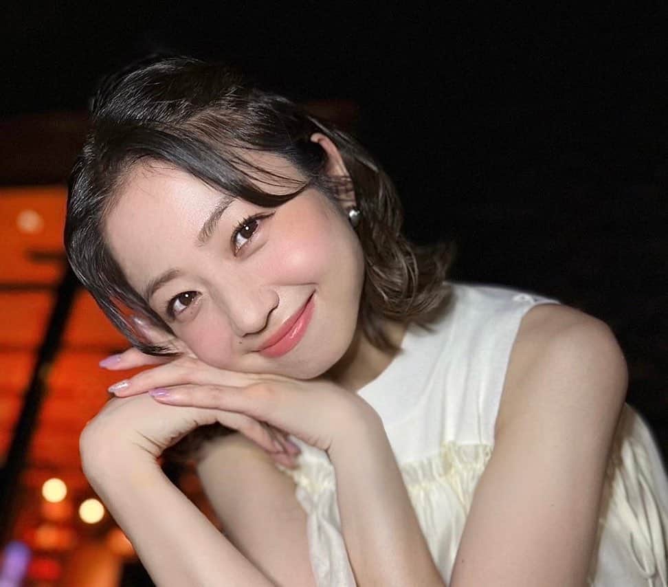 中村静香のインスタグラム：「今夜放送だよ〜  真夏に煙もくもくのお店で お酒がぎゅんぎゅん染み込んだ夜！  もう溶けちゃいました…🫠🍺💕  9/17 CBC「夜のまちイチ 」 中村静香＆川村那月と行く！ 煙を浴びて！煙に巻いて女子会を楽しまナイト！」