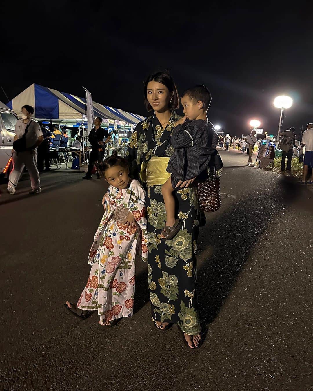 MOYAのインスタグラム：「大きい花火大会行きたくて 茨城まで行ってきた😁💭🥰  久しぶりに浴衣も着たけど 花火大会終了後には浴衣も顔もボロボロ🫨  来年は今年の反省を活かして しっかり席を予約しておきたい💭 でも花火さすが3万発で素晴らしかった♡ 花火職人さんの技術や工夫に終始感動していた✨  小僧は花火怖かったみたいで 2時間の花火大会中、5分くらいしか観てなかったぞ🫥  #花火大会 #利根川大花火大会  #浴衣」