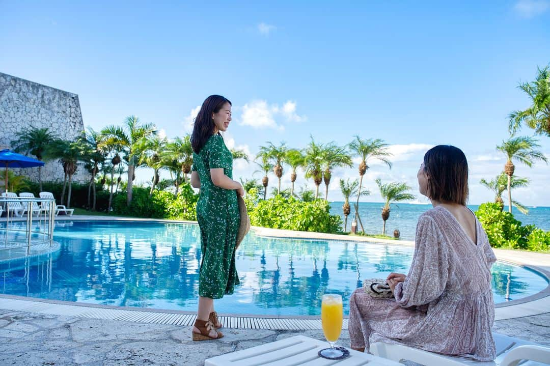 グランヴィリオリゾート石垣島のインスタグラム：「🌺GRANDVRIO RESORT ISHIGAKIJIMA🌺 10月末まで入ることができる オーシャンズウイングの屋外プール。  目の前に広がる海と ヤシの木に囲まれた南国らしいプールで お子さまから大人まで一緒に プール遊びを堪能いただけます⛱️  #グランヴィリオリゾート石垣島 #グランヴィリオリゾート石垣島ヴィラガーデン  #石垣島 #石垣島旅行 #石垣島ホテル #沖縄ホテル #オーシャンビュー #リゾートホテル #離島巡り #離島ホテル #プール #プール付きホテル #屋外プール」