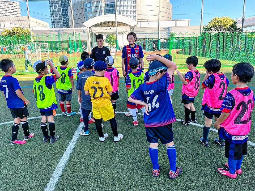 石川直宏さんのインスタグラム写真 - (石川直宏Instagram)「『三井不動産レジデンシャルサッカー教室』  小学校1.2年生を対象に、 くらしのサス活 presents FC東京サッカークリニック をMIFA豊洲で開催⚽️🏃🏃‍♂️  よっしーコーチ・りんコーチの 【ドリブルとシュート】をテーマにしたTRの後は、 ゲーム⚽️  一緒にプレーしたけど、ゴールが入り喜んでいるうちにゴールを決められ、準備を怠るなと叱られました 笑  ゲームの後はゲストのテルと帆高が登場👏👏  子どもの頃に意識していたことを中心に話を伝えてくれました✨ 照れながらも一生懸命に質問をしてくれた子どもたちの姿も印象的でした☺️  最後は写真撮影とサインをもらって皆笑顔😄  参加してくれた子どもたちや親御様 三井不動産レジデンシャルの皆様 ありがとうございました💙❤️  MIFA豊洲の皆様 GAKUさん お気遣いいただきありがとうございました🎁🙌  #三井不動産レジデンシャル #くらしのサス活 #サッカークリニック #fctokyo #FC東京 @fctokyoofficial  #Toyosu #豊洲 #Tokyo #東京 #東京が熱狂 #FC東京普及部 #FC東京ファミリー #仲川輝人 選手 #中村帆高 選手 #fctokyoclubcommunicator  #FC東京クラブコミュニケーター #NaohiroIshikawa #石川直宏」9月17日 21時28分 - sgss.18