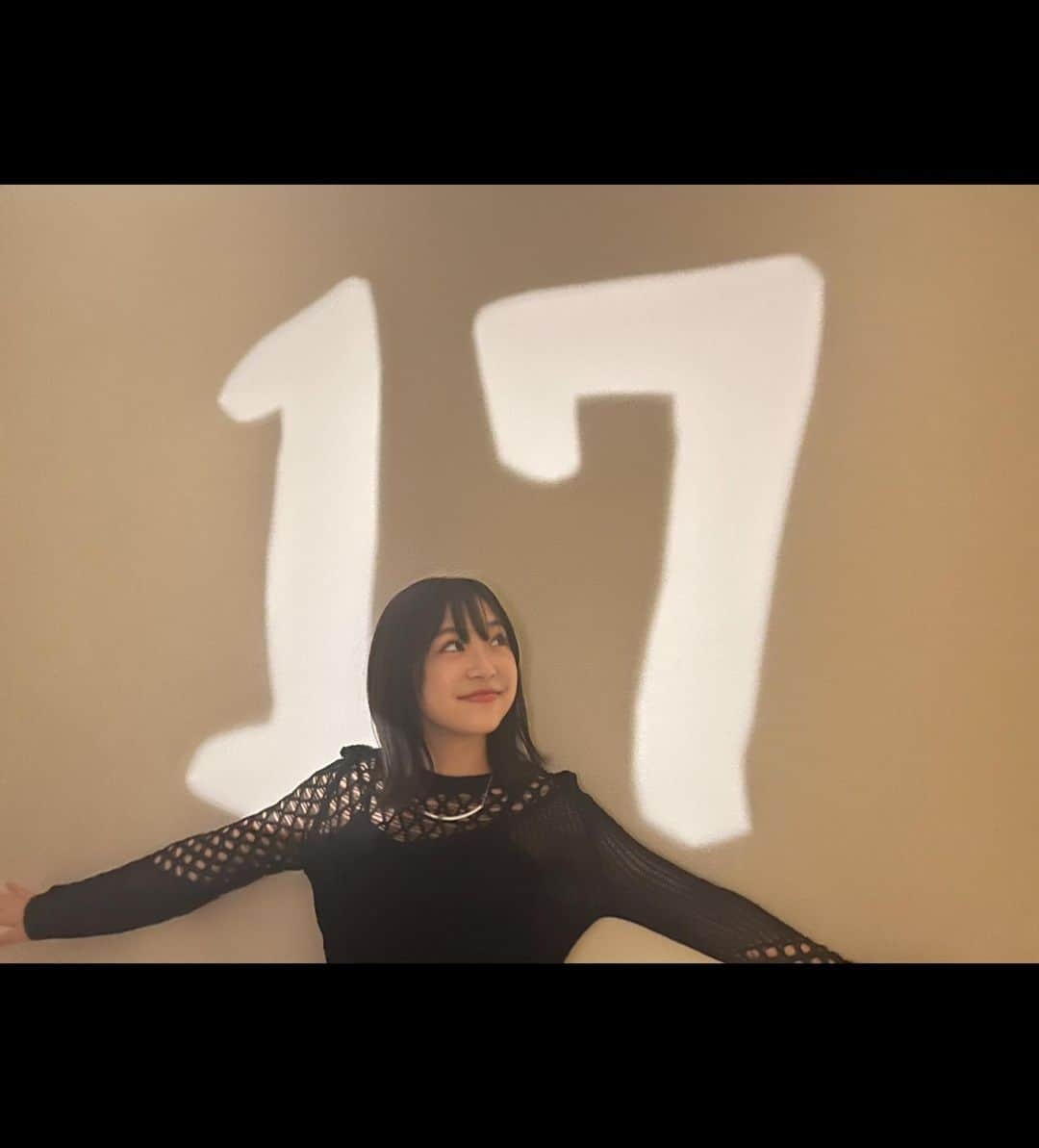 新井美羽のインスタグラム：「17歳になりました🎂  早すぎる！！ 16歳は挑戦の年でした。 挑戦をするのはすごく怖かったですが、その度に強くなれた気がします。  みなさんからのお祝いの言葉、 最高に嬉しかったです！！ これからも素敵な作品に出演できるよう、精進します💨  17歳、どんな一年になるかなぁ 楽しみです、、、！  #新井美羽 #新井琉月  #トップコート #topcoat」