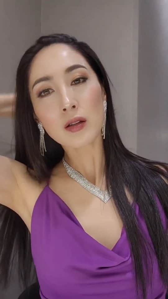 吉松育美のインスタグラム：「垢抜け動画やってみたよー❗  #垢抜け #tiktok #メイクアップ #ドレス」